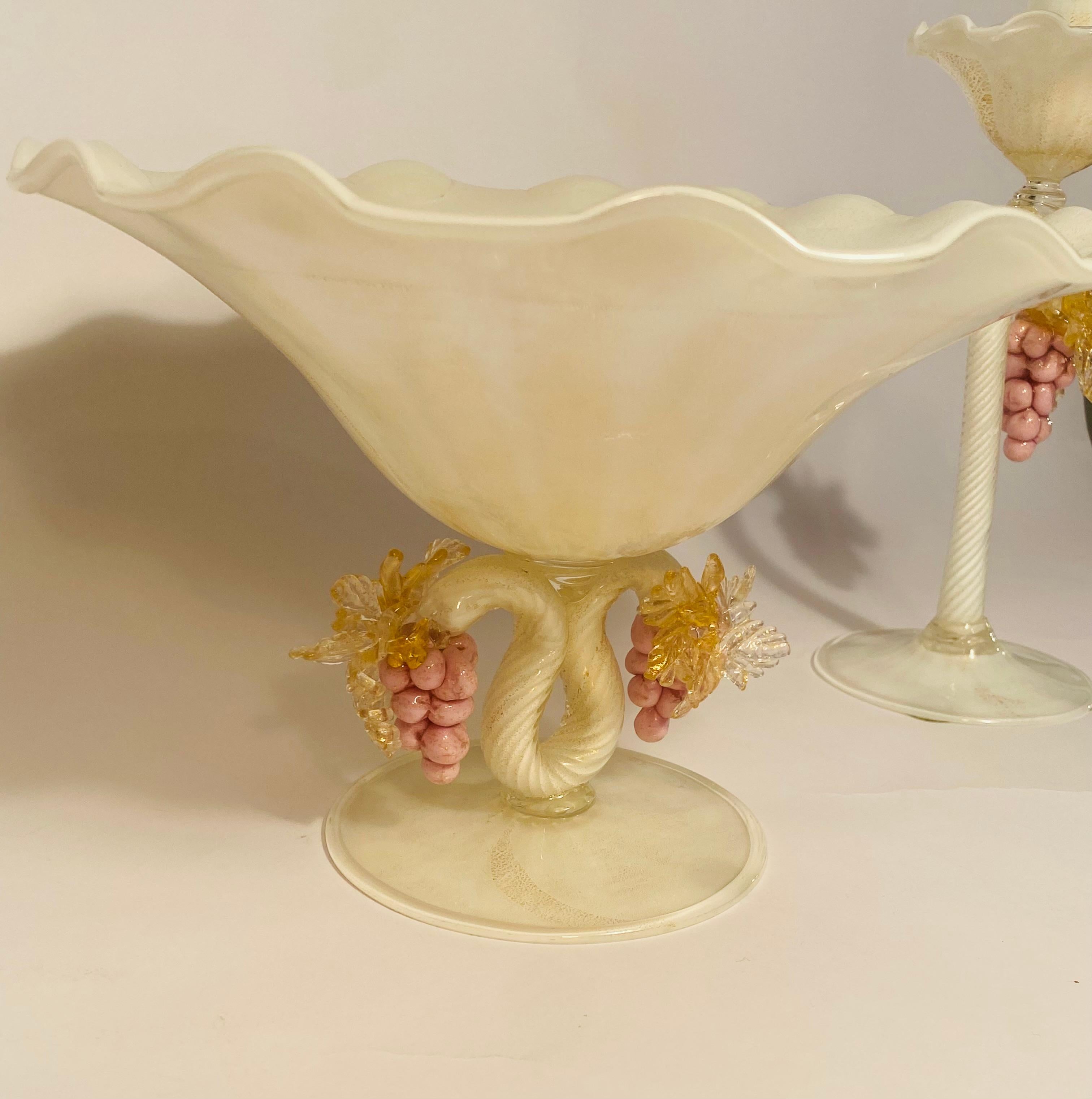 Oro Antica coppia di candelieri in vetro veneziano con centrotavola abbinato. Rosa, Bianco in vendita