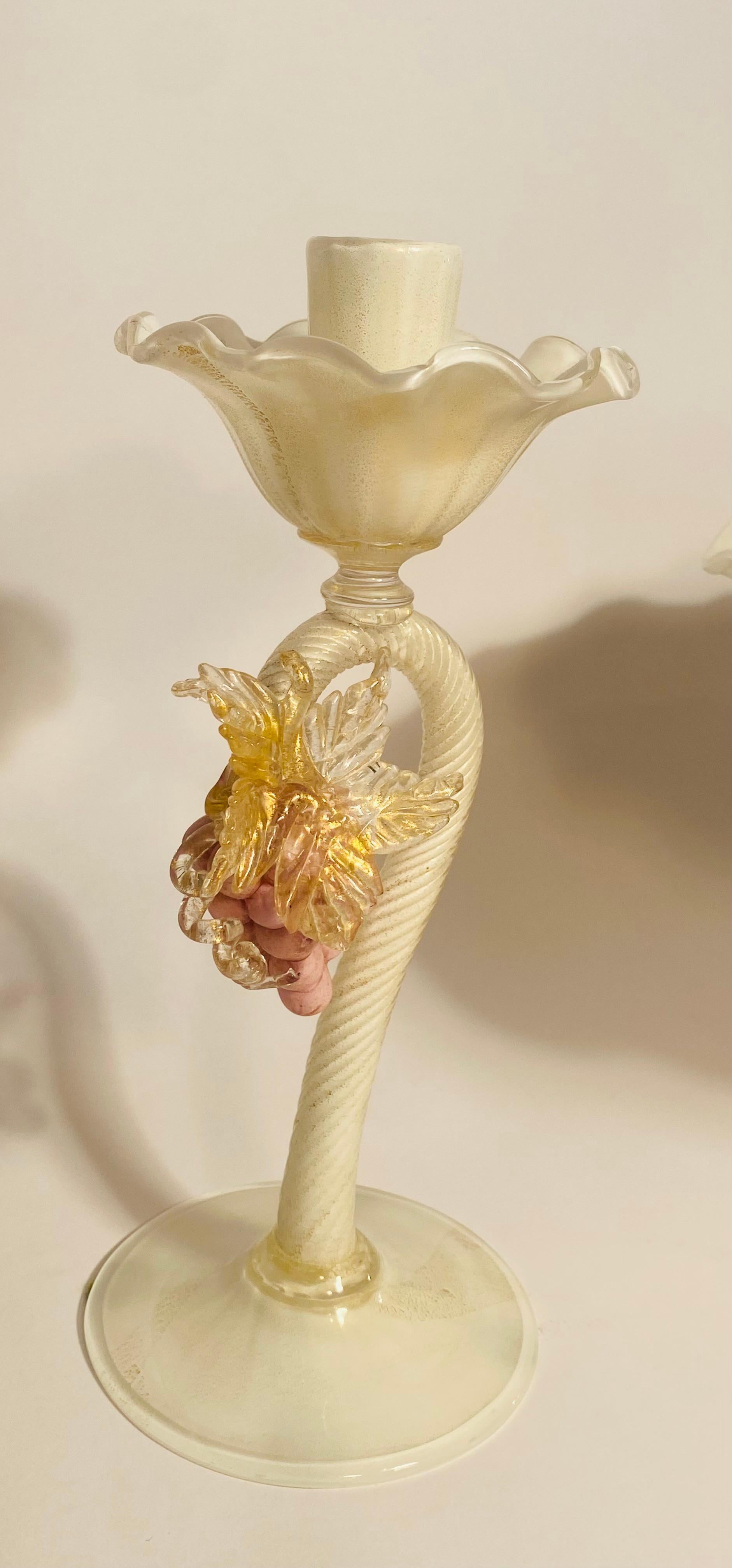 Antica coppia di candelieri in vetro veneziano con centrotavola abbinato. Rosa, Bianco in vendita 1
