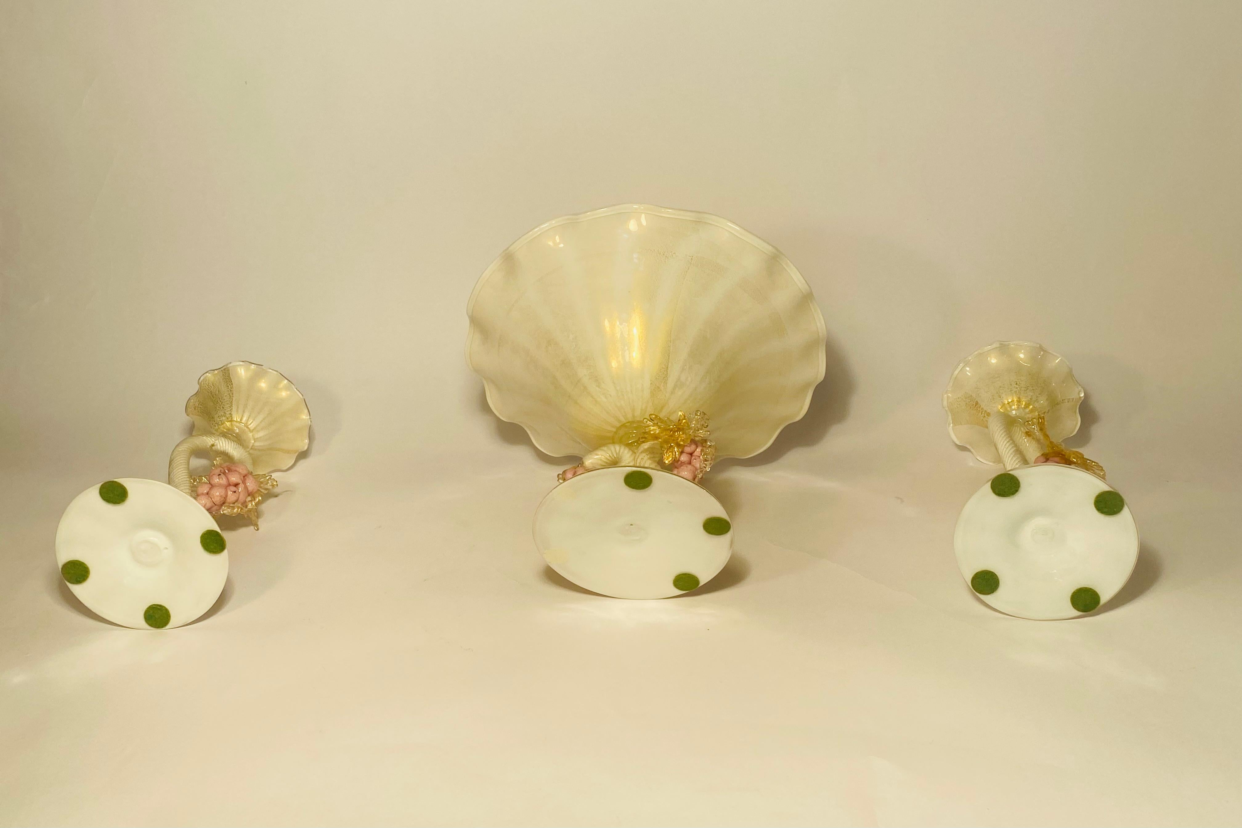 Antica coppia di candelieri in vetro veneziano con centrotavola abbinato. Rosa, Bianco in vendita 2