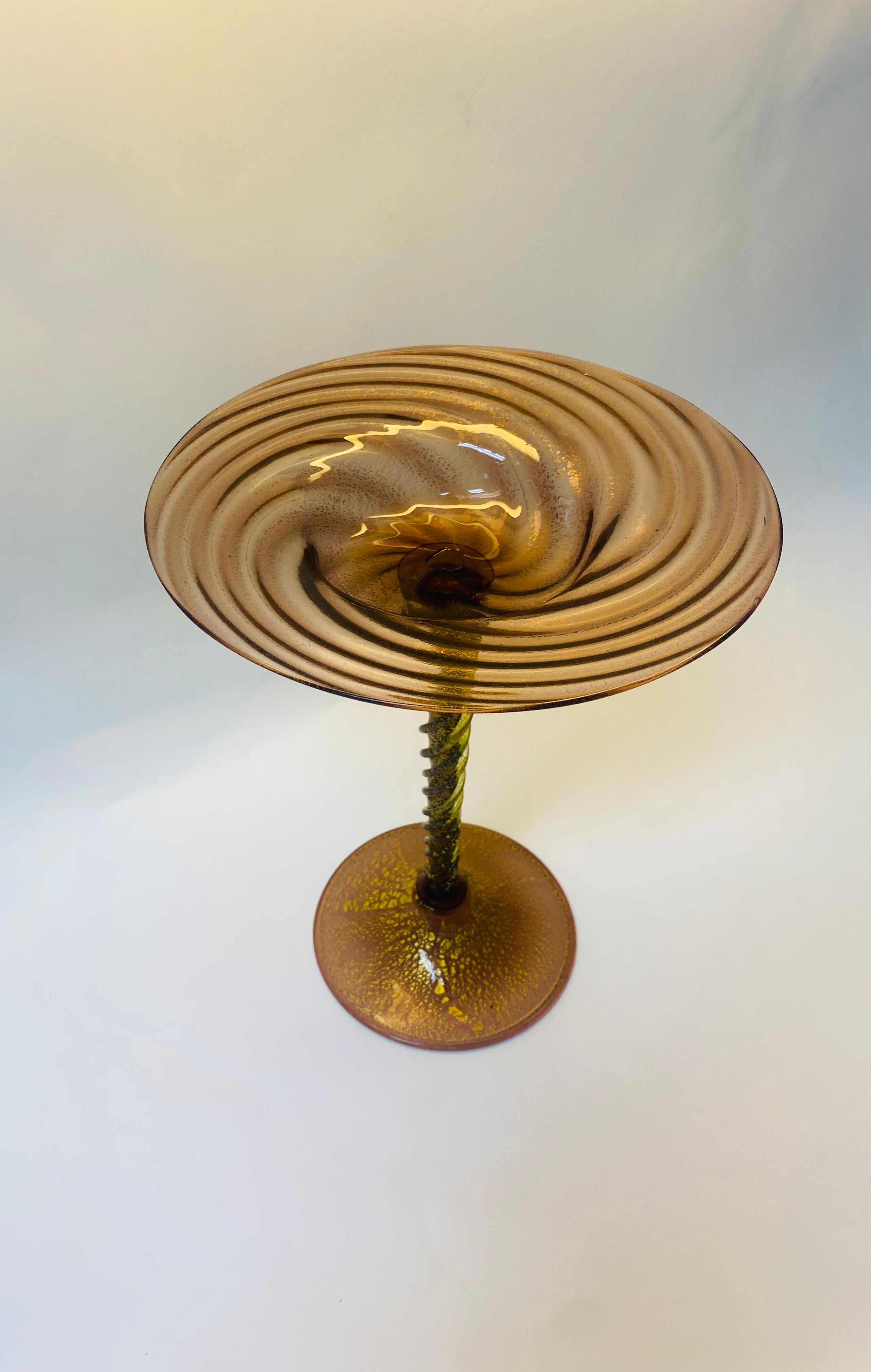 Début du 20ème siècle Tazza ou compote vénitienne ancienne, améthyste soufflée, or 24 carats inclus en vente