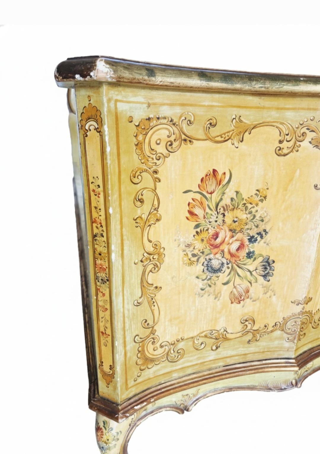 Lit et chaise vénitiens anciens de grande taille en vente 2