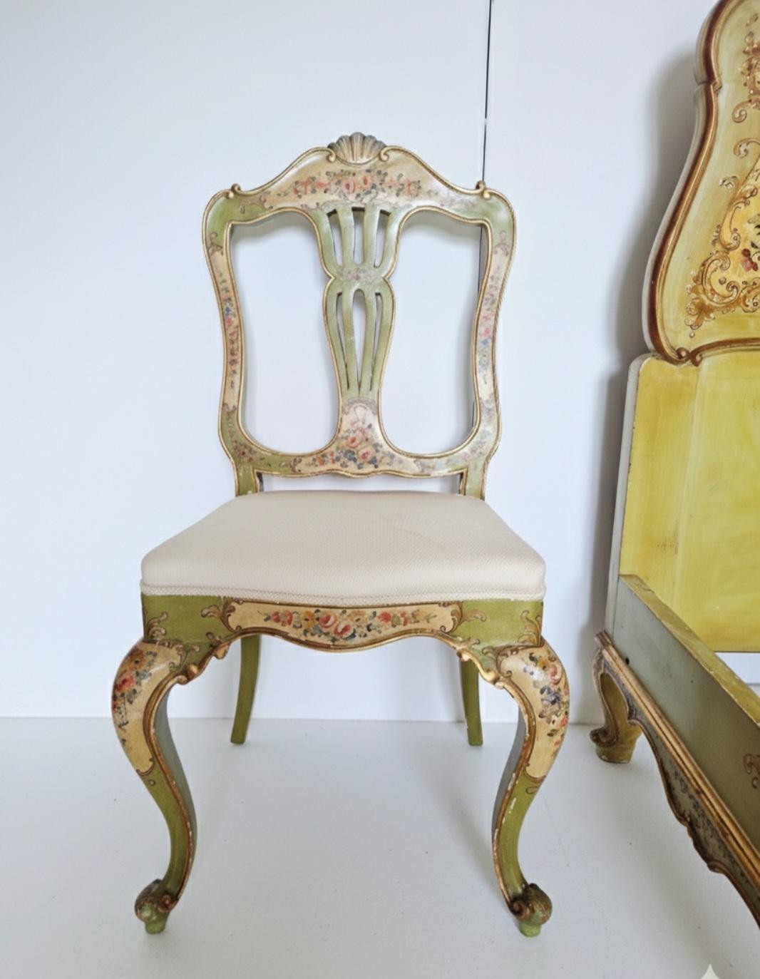 Lit et chaise vénitiens anciens de grande taille en vente 3