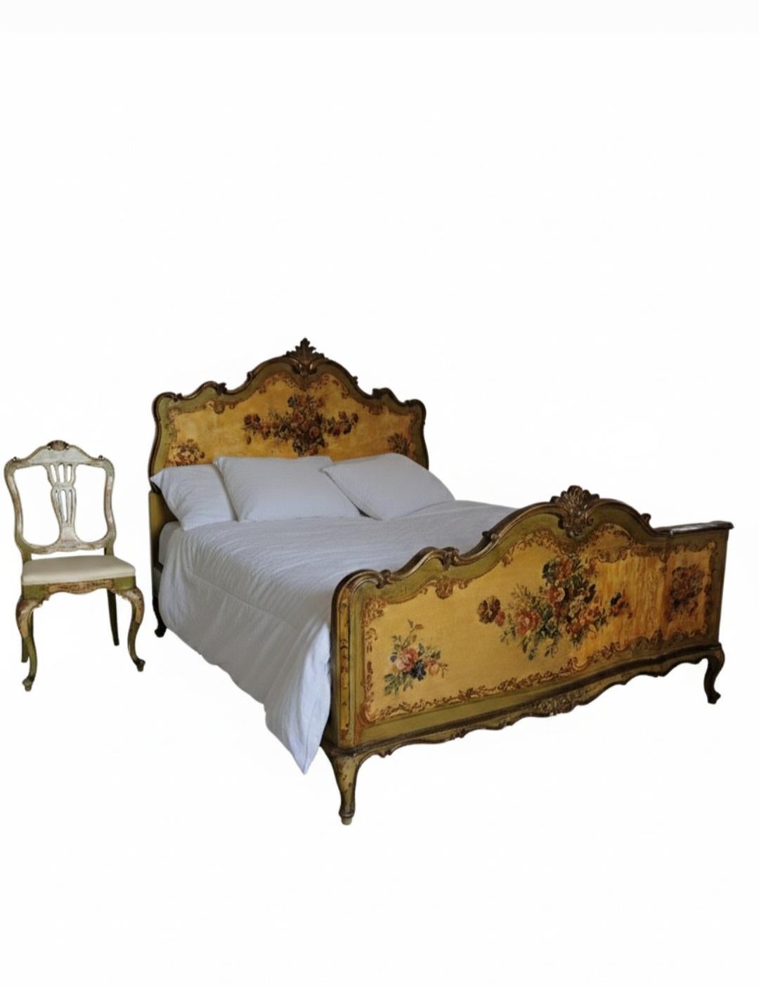Transformez votre chambre à coucher en un sanctuaire de beauté classique grâce à ce superbe lit vénitien peint à la main et à la chaise assortie. Chaque pièce témoigne d'un savoir-faire artisanal et présente des motifs floraux complexes et
