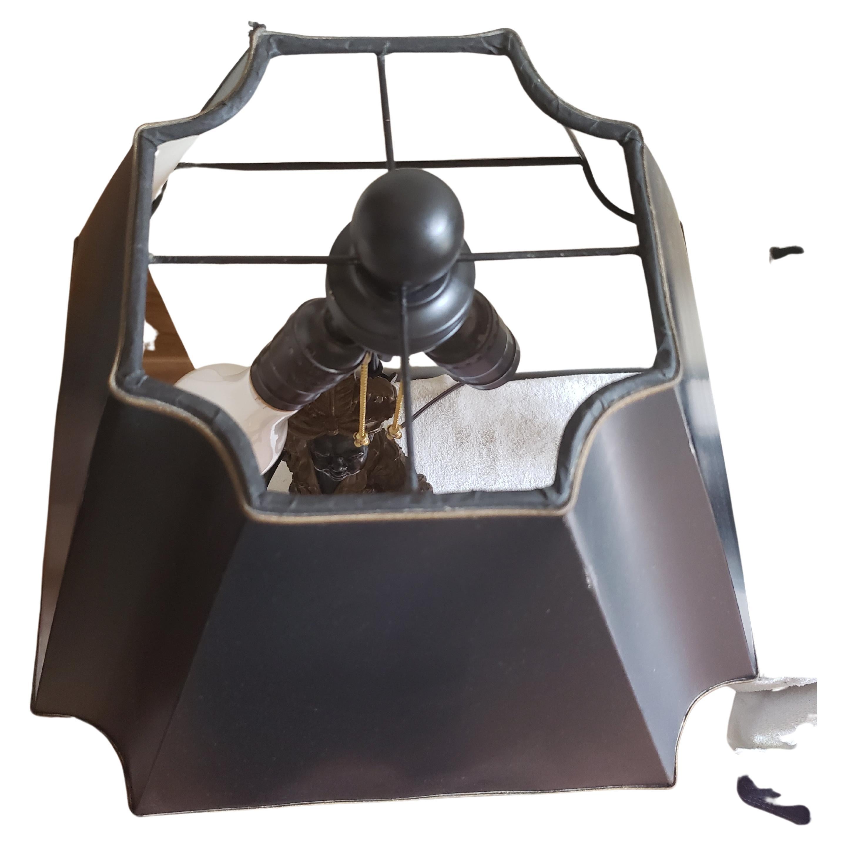 Lampade da tavolo antiche in bronzo figurato di grandi dimensioni con paralumi personalizzati in vendita 2