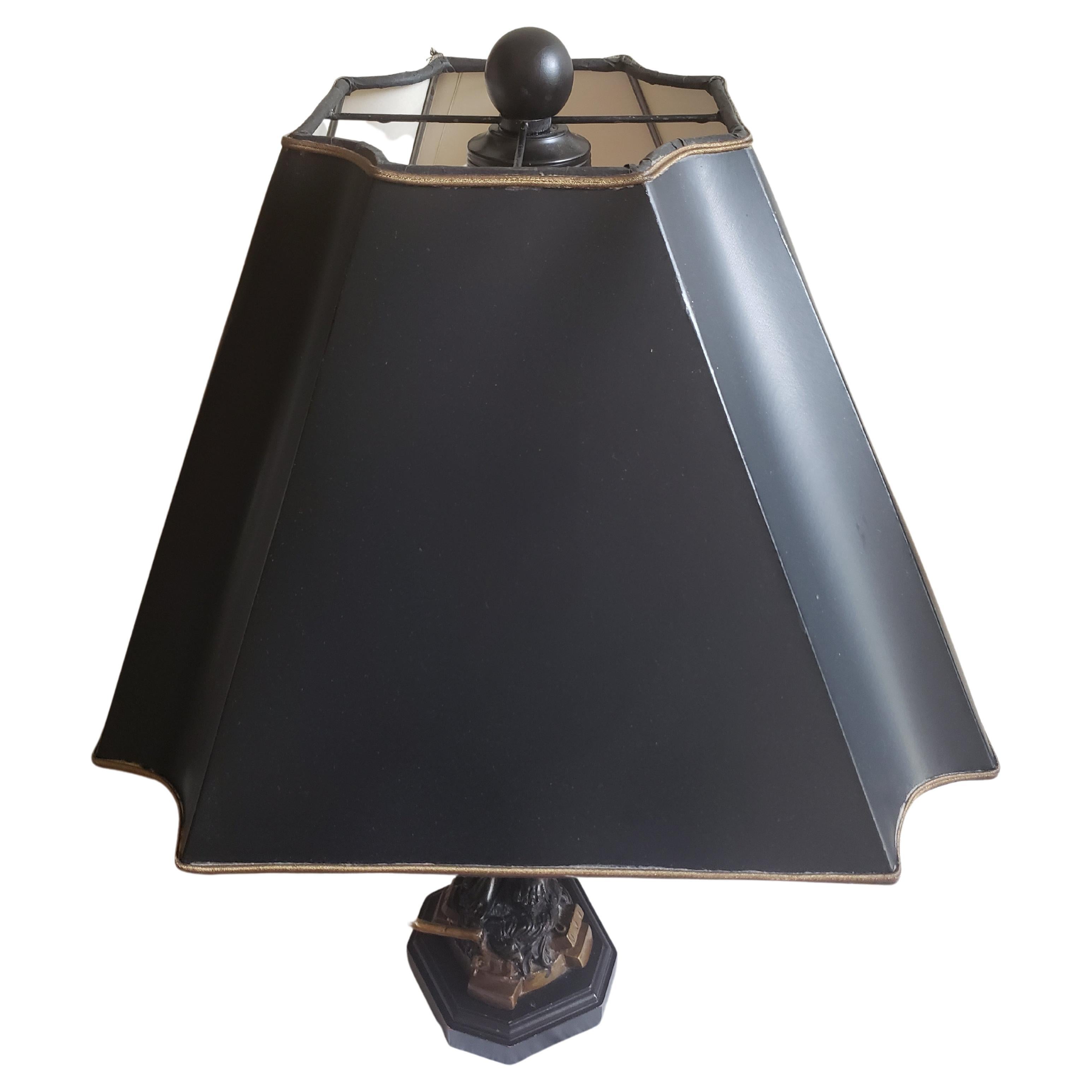 Lampade da tavolo antiche in bronzo figurato di grandi dimensioni con paralumi personalizzati in vendita 3