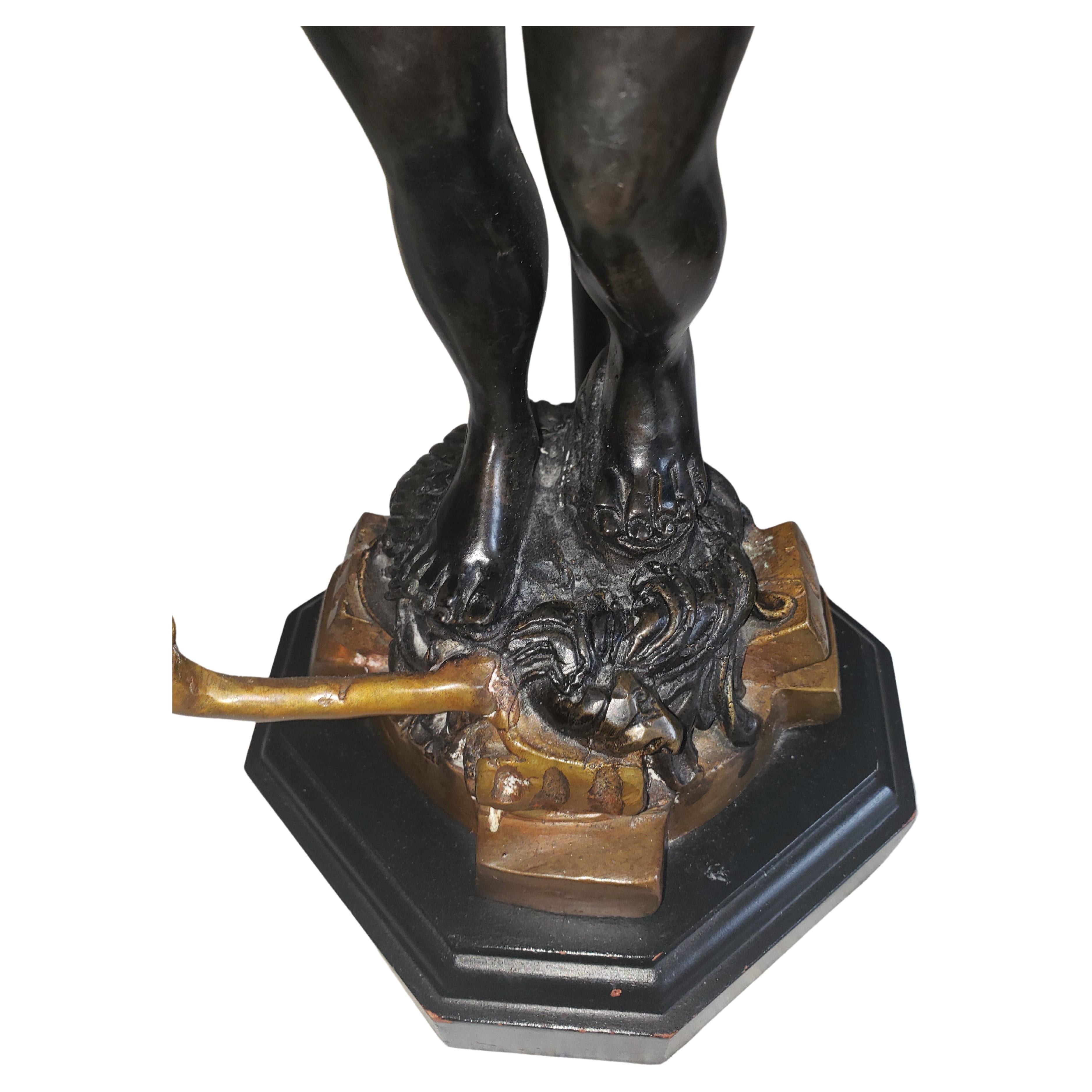 Lampade da tavolo antiche in bronzo figurato di grandi dimensioni con paralumi personalizzati in vendita 4