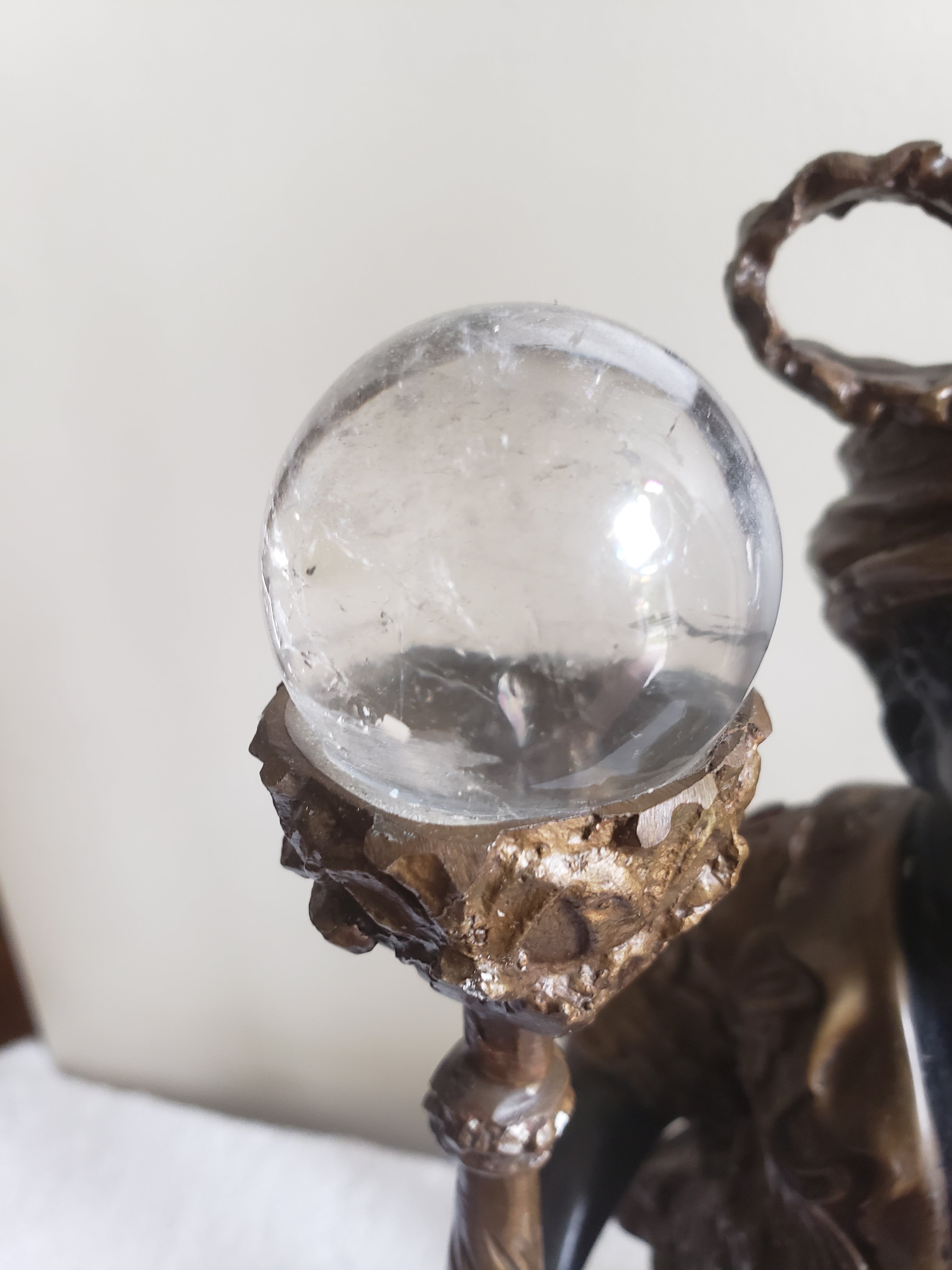 Oggetti in metallo Lampade da tavolo antiche in bronzo figurato di grandi dimensioni con paralumi personalizzati in vendita