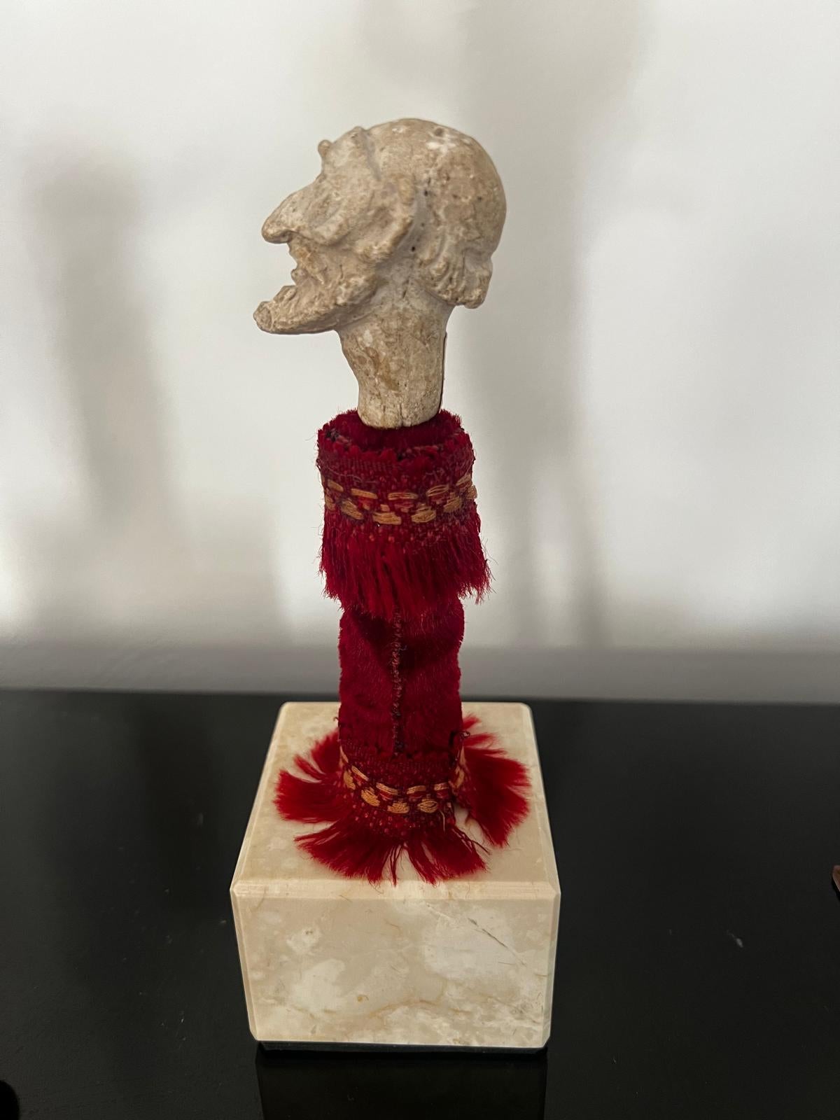 Questa incredibile testa in pietra calcarea, unica nel suo genere e realizzata a mano, del personaggio della Commedia dell'arte Scaramouche è stata trovata molti anni fa da un archeologo a Venezia, in San Polo, presso il Ponte di Rialto. La testa è