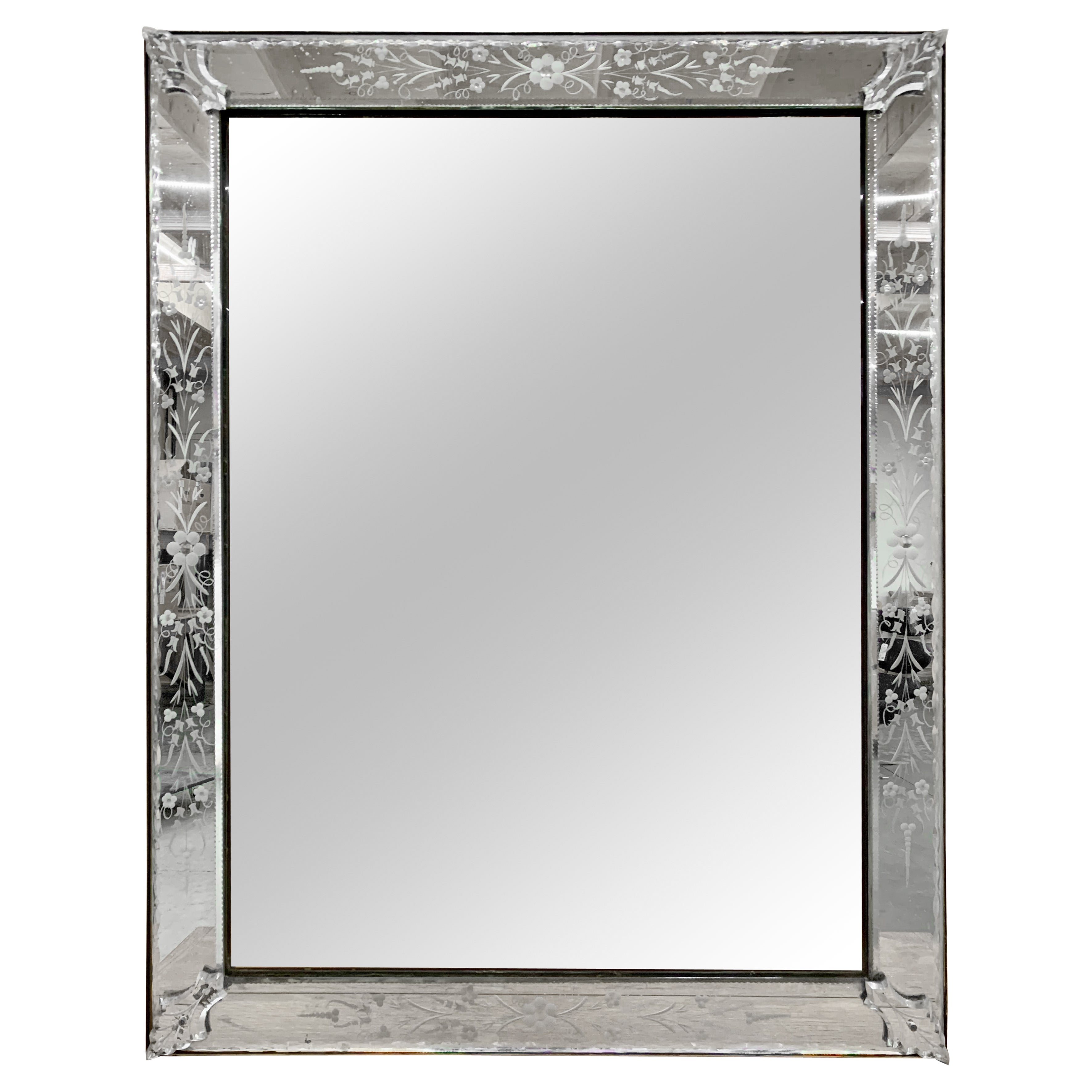 Magnifique miroir français ancien, de style vénitien, avec un verre épais, taillé et gravé sur le cadre. Patine sur le verre en fonction de son âge, et pas d'entailles ou de dommages sur le verre.