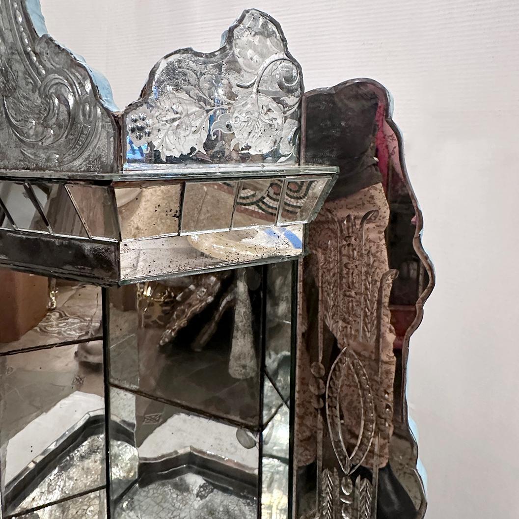 Niche murale italienne à miroir, datant des années 1900, avec inserts en miroir gravé.

Mesures :
Hauteur : 44