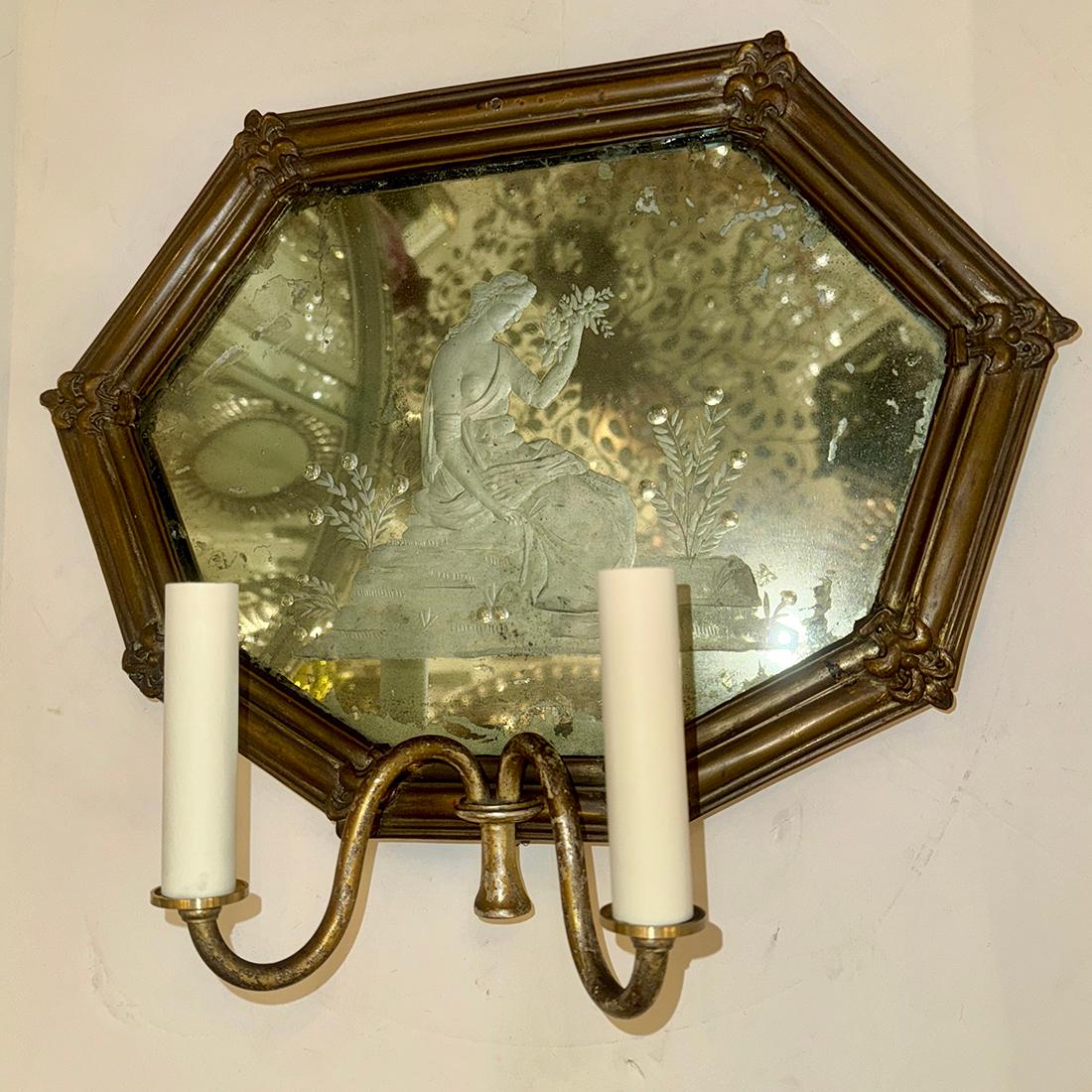 Un'applique singola a specchio veneziano inciso del 1900 circa.
Misure:
altezza: 14