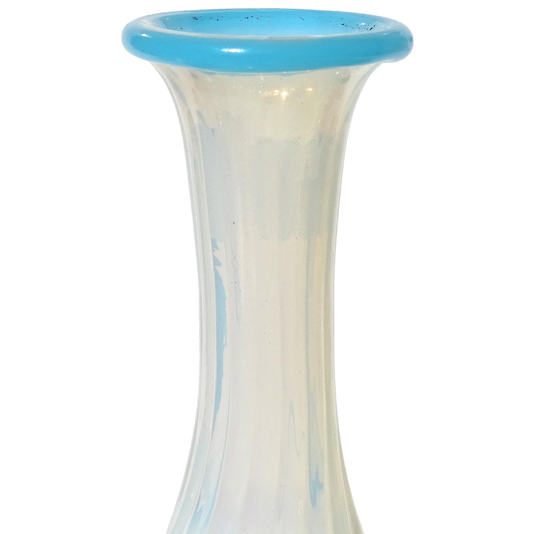 Antike venezianische plissierte Blumenvase aus blauem, opalisierendem italienischem Muranoglas (Italienisch) im Angebot