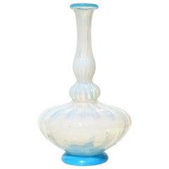 Antiguo jarrón veneciano de cristal artístico italiano de Murano azul opalescente con flores plisadas
