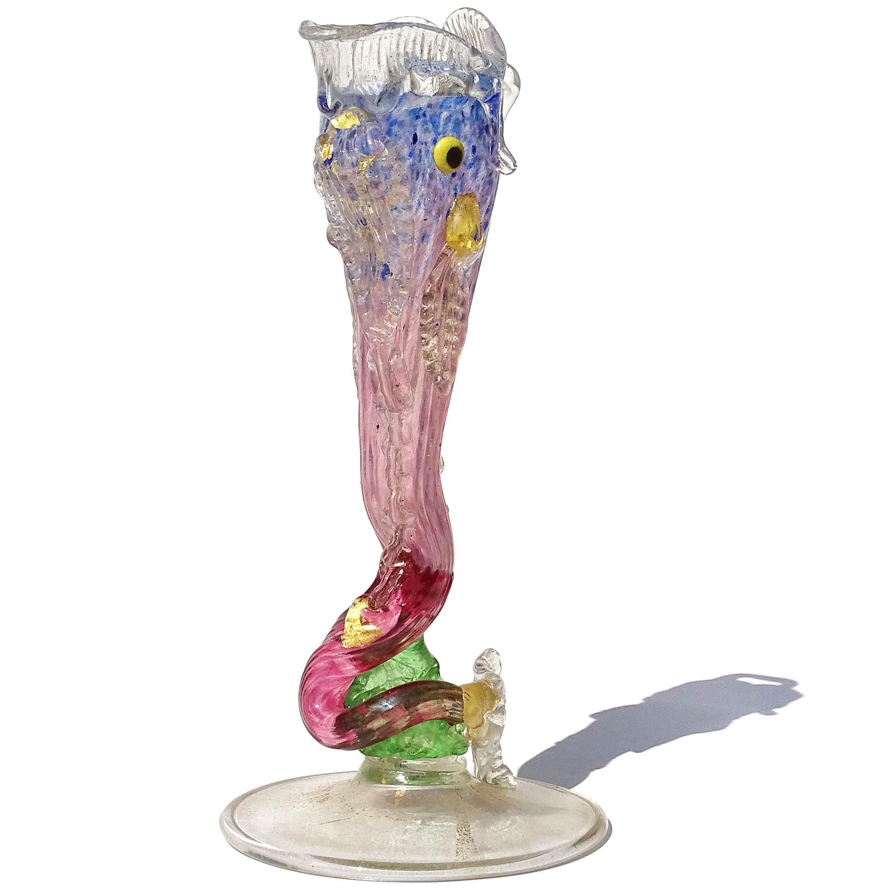Fait main Vase vénitien ancien en forme de poisson en verre d'art italien de Murano bleu, rose et mouchetures dorées en vente