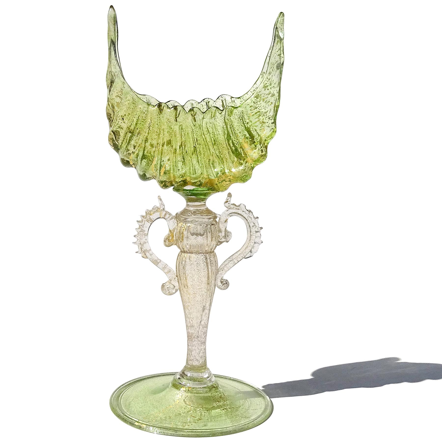 Antiker venezianischer Murano-Kunstglas-Muschelkelch aus grünem Blattgold (Spätviktorianisch) im Angebot
