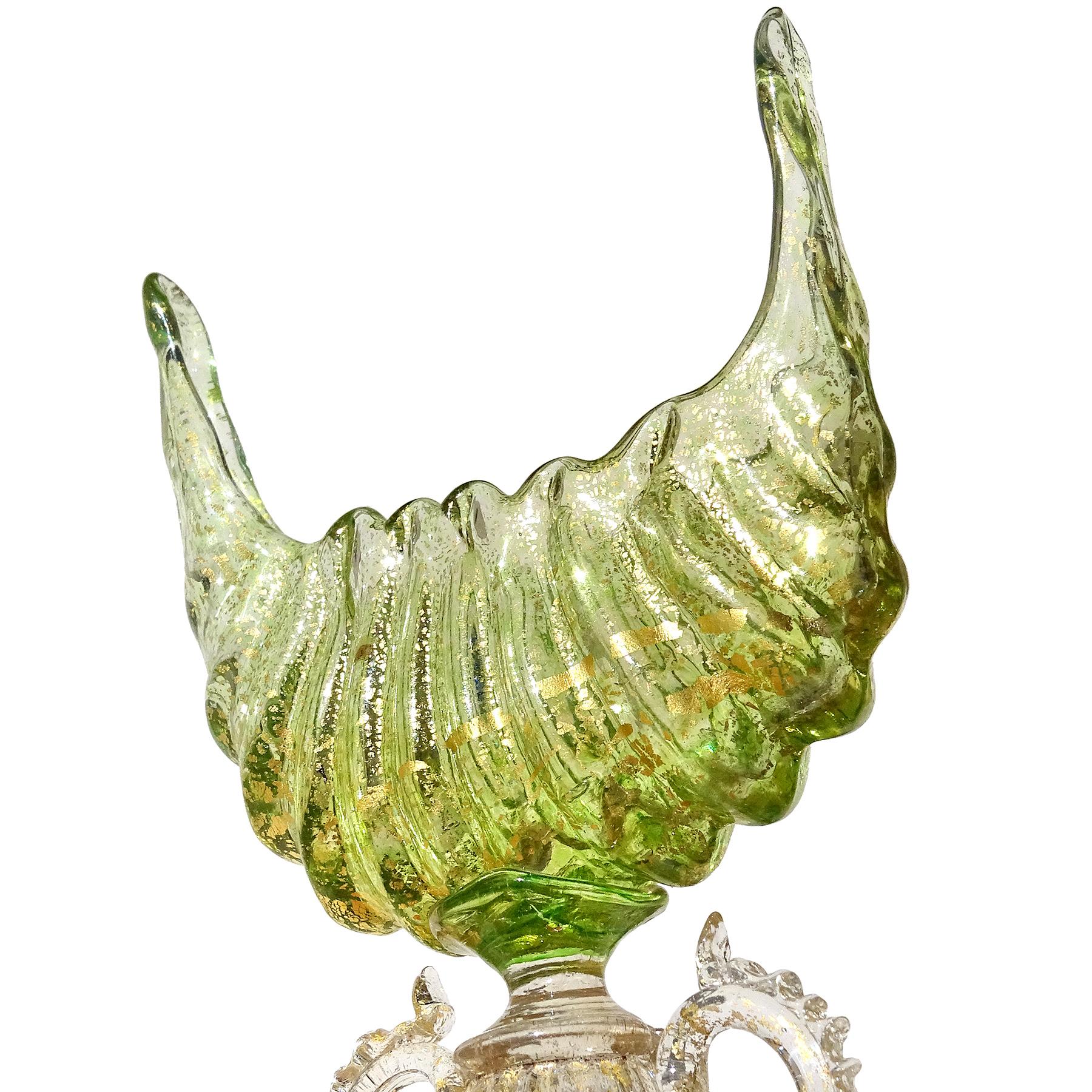 Antiker venezianischer Murano-Kunstglas-Muschelkelch aus grünem Blattgold (Italienisch) im Angebot