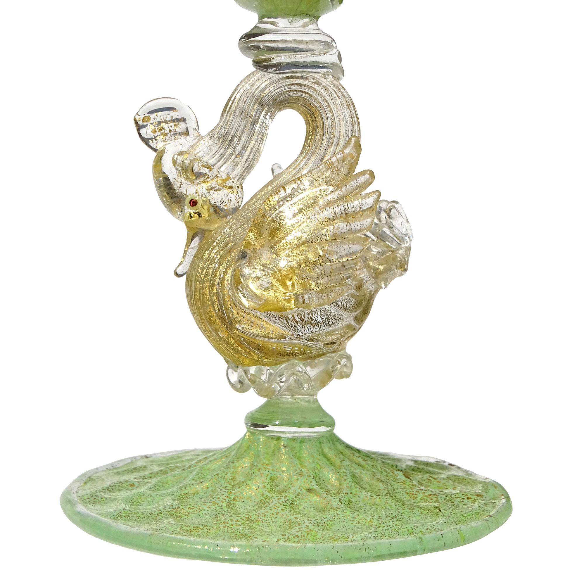 Italiano Antico vaso in vetro artistico italiano di Murano, in giada verde con macchie d'oro, a stelo di cigno in vendita