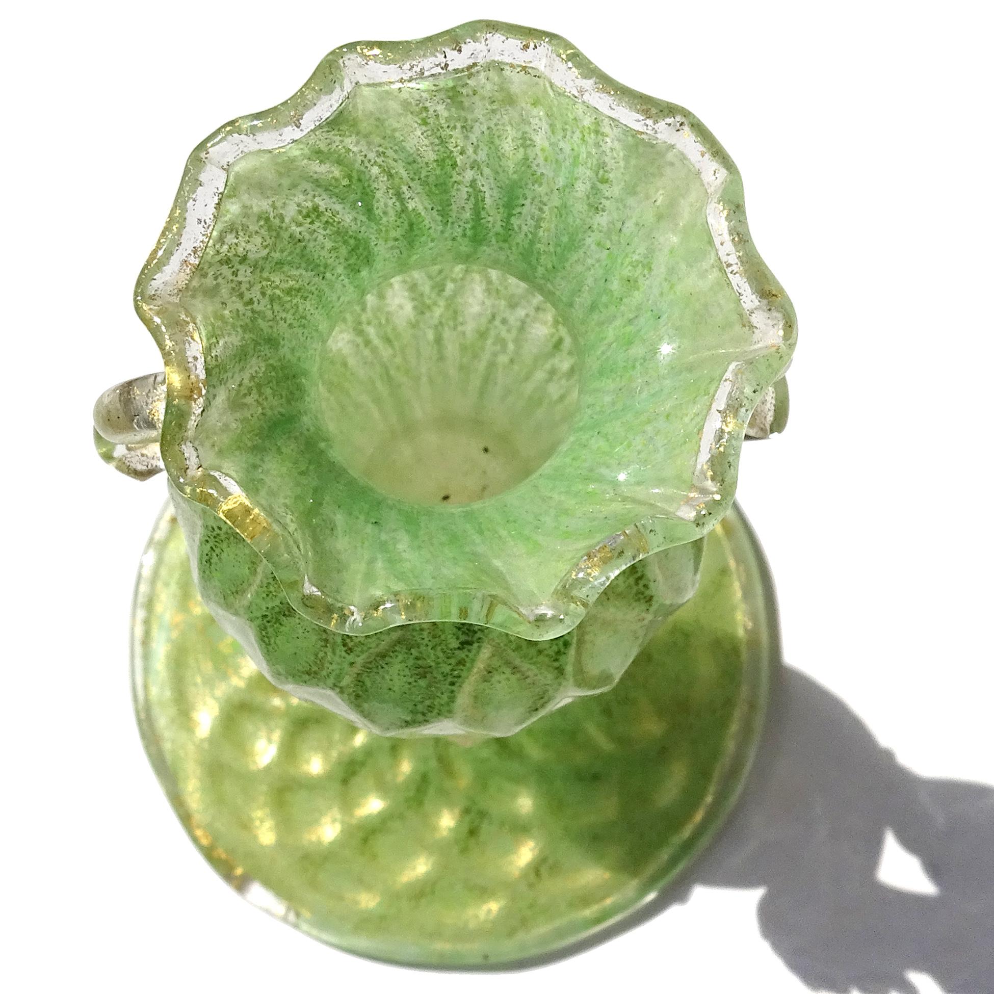 Fatto a mano Antico vaso in vetro artistico italiano di Murano, in giada verde con macchie d'oro, a stelo di cigno in vendita