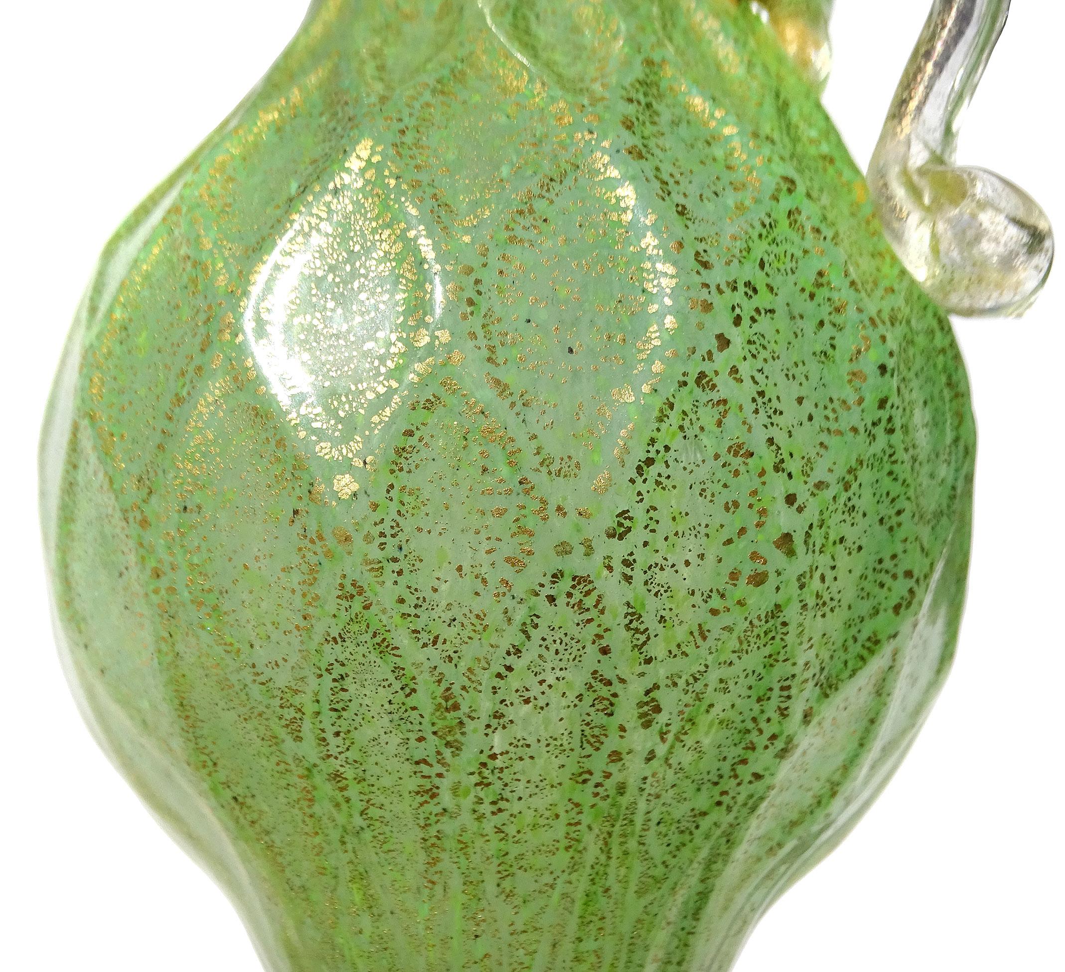 Antico vaso in vetro artistico italiano di Murano, in giada verde con macchie d'oro, a stelo di cigno In condizioni buone in vendita a Kissimmee, FL