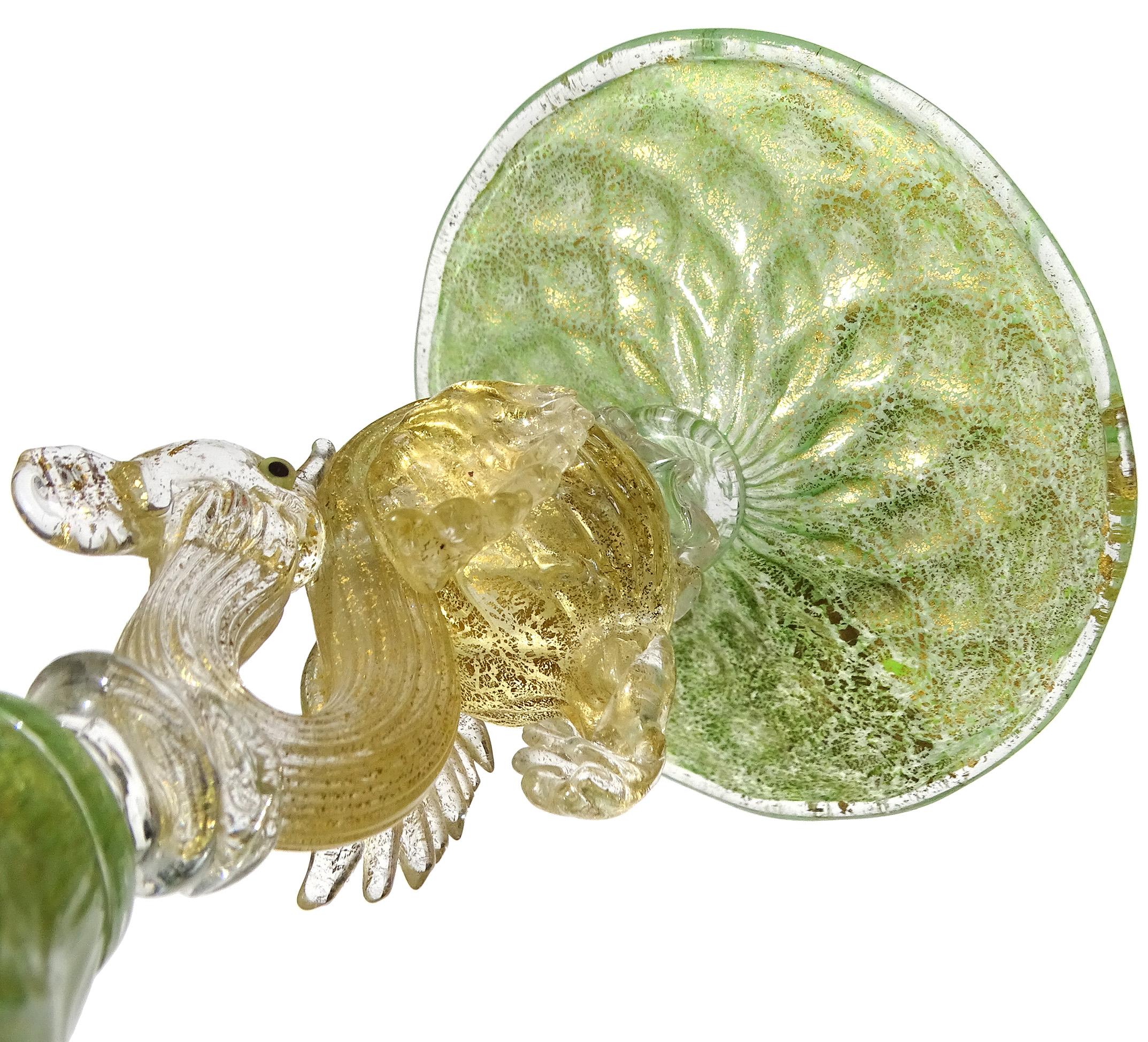 XIX secolo Antico vaso in vetro artistico italiano di Murano, in giada verde con macchie d'oro, a stelo di cigno in vendita