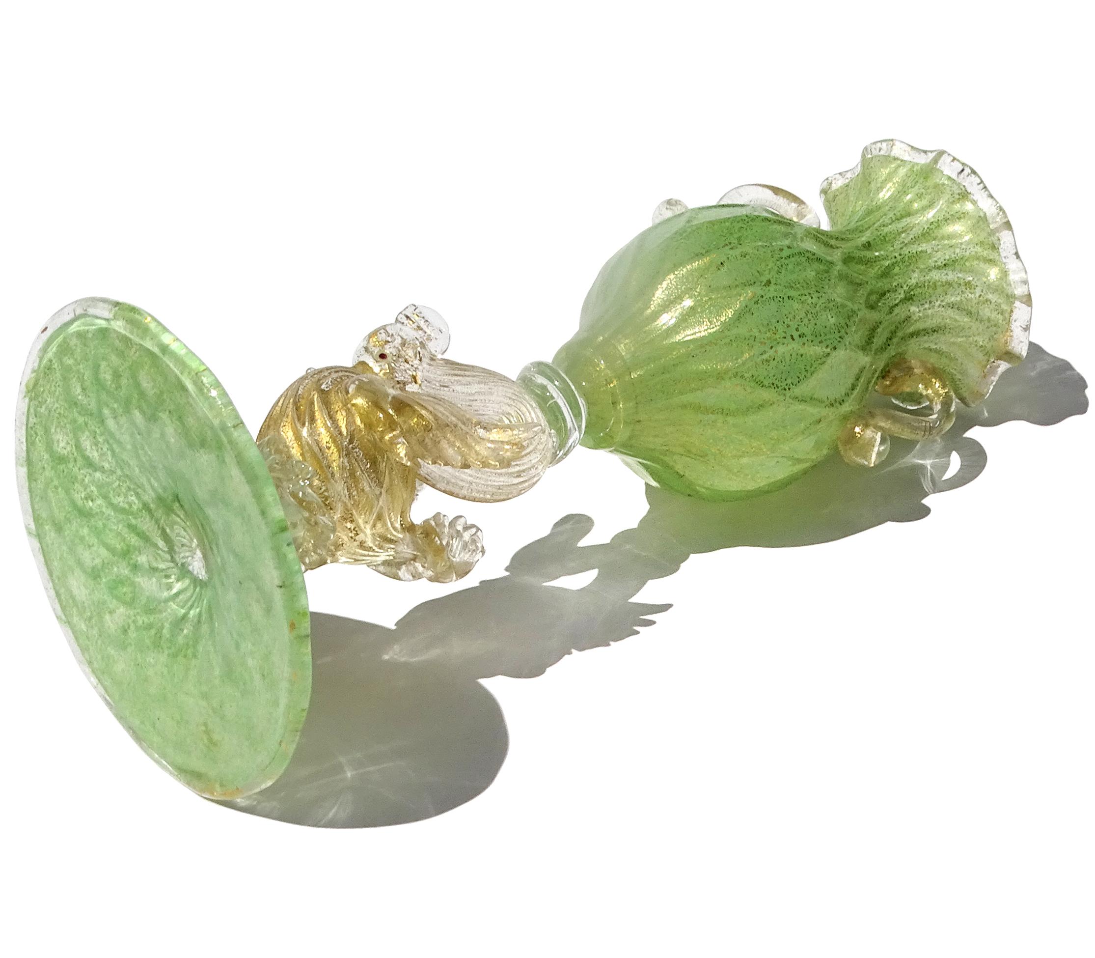 Vetro Antico vaso in vetro artistico italiano di Murano, in giada verde con macchie d'oro, a stelo di cigno in vendita