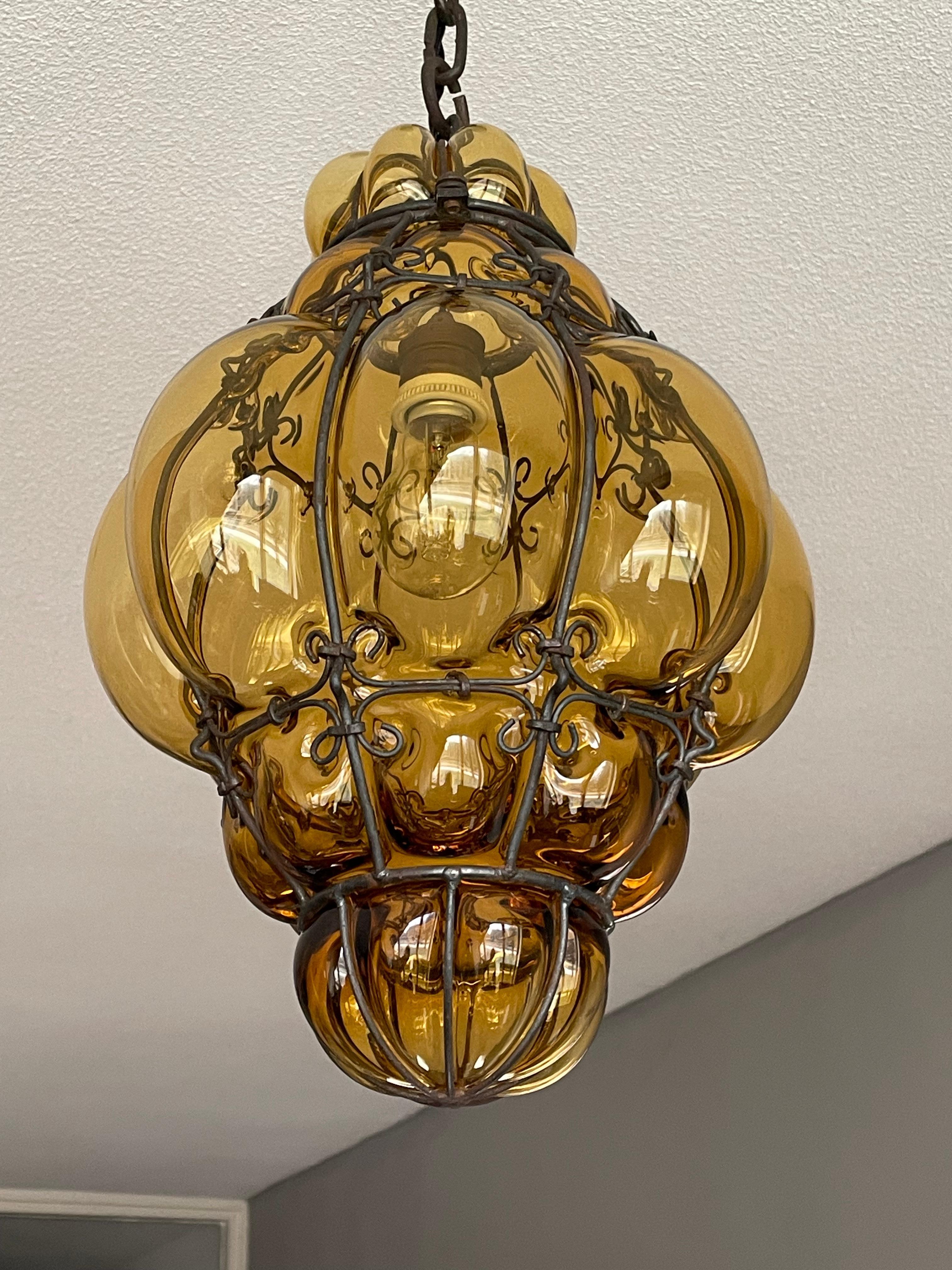 Lampe à suspension vénitienne ancienne de Murano en verre soufflé à la bouche dans un cadre en fer forgé en vente 2