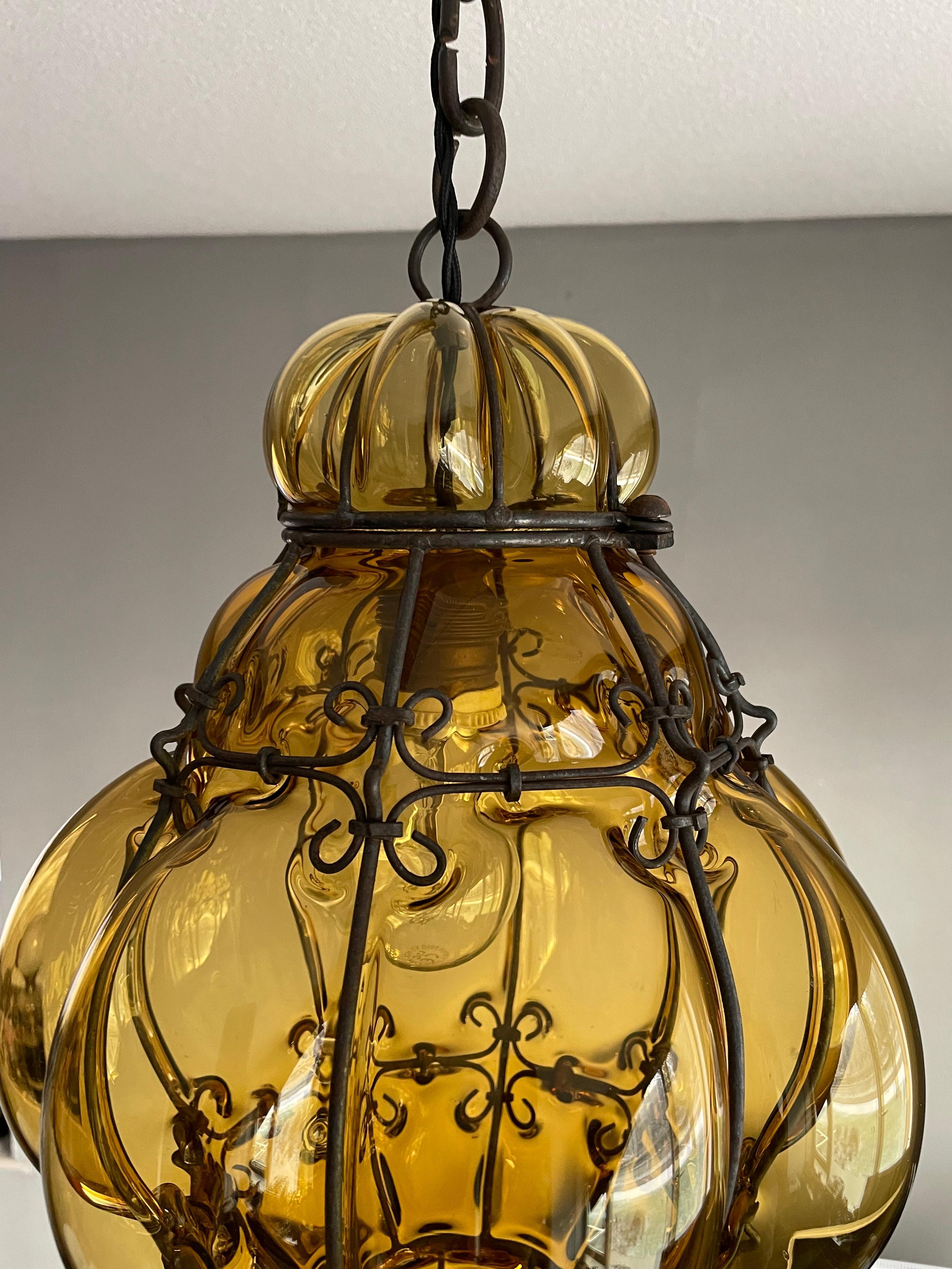 Lampe à suspension vénitienne ancienne de Murano en verre soufflé à la bouche dans un cadre en fer forgé en vente 3