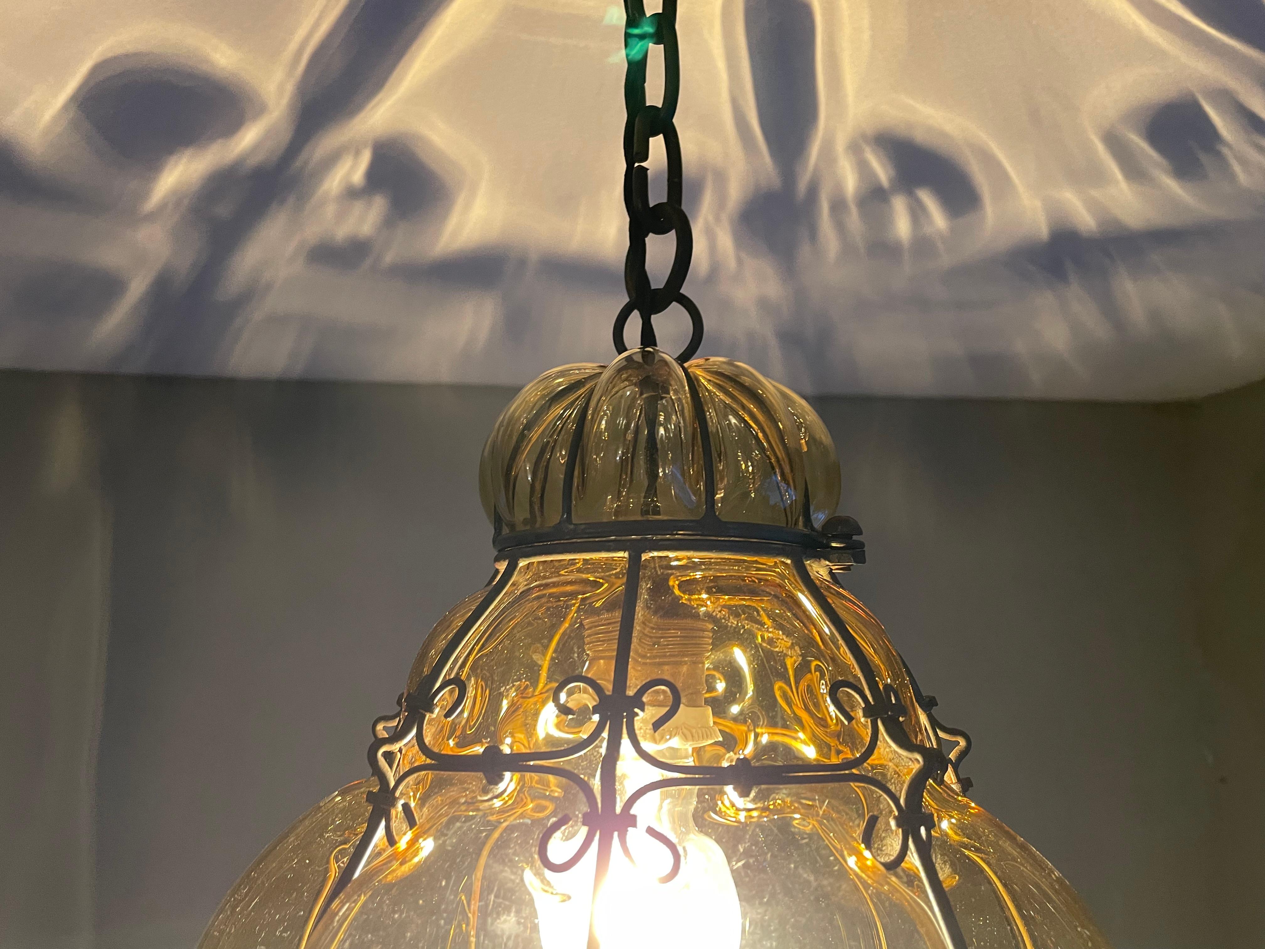 Lampe à suspension vénitienne ancienne de Murano en verre soufflé à la bouche dans un cadre en fer forgé en vente 7