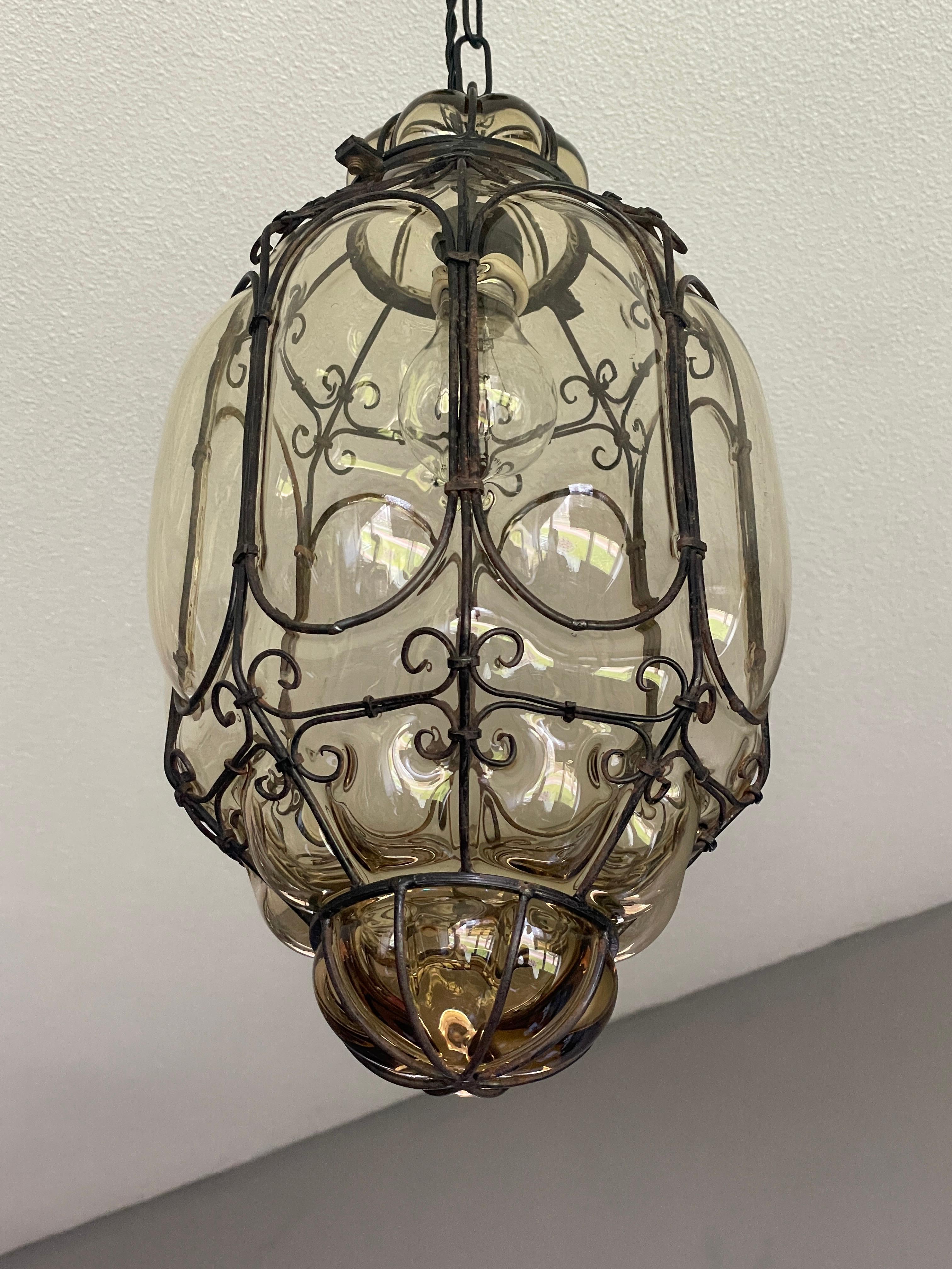 Antike venezianische Murano-Hängelampe aus mundgeblasenem Glas in einem schmiedeeisernen Rahmen (Arts and Crafts)