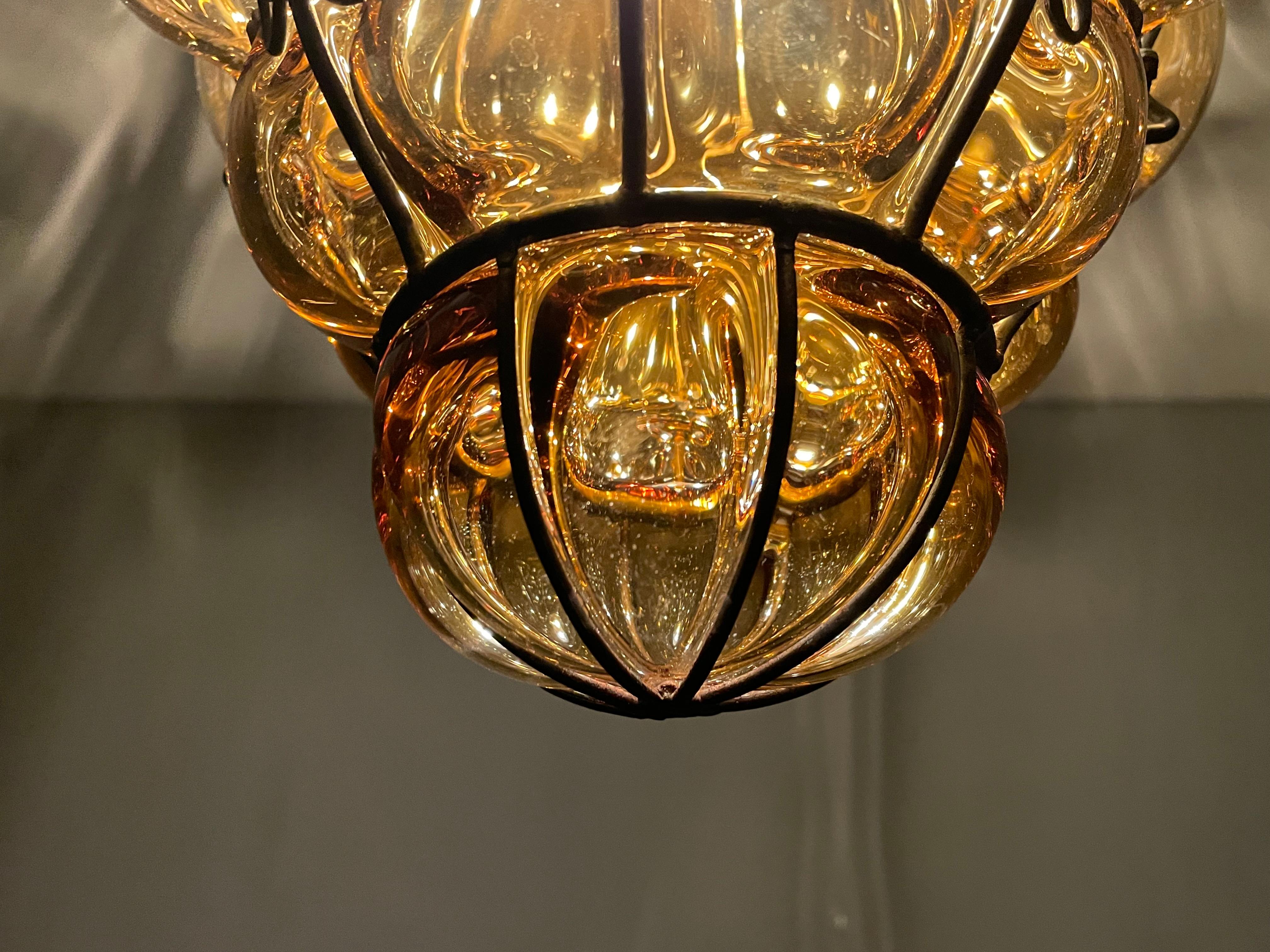 Arts and Crafts Lampe à suspension vénitienne ancienne de Murano en verre soufflé à la bouche dans un cadre en fer forgé en vente