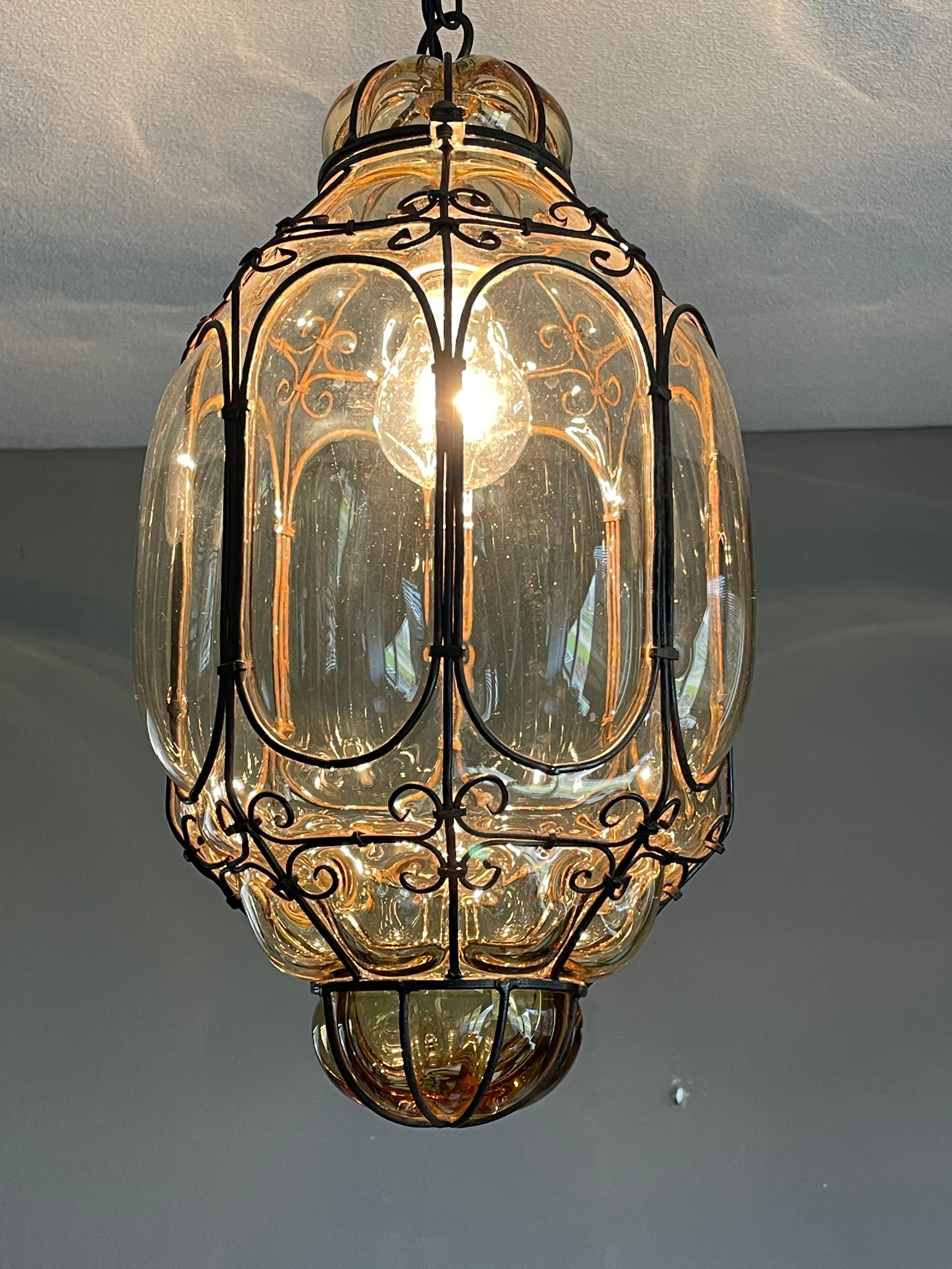 Antike venezianische Murano-Hängelampe aus mundgeblasenem Glas in einem schmiedeeisernen Rahmen (Italienisch)