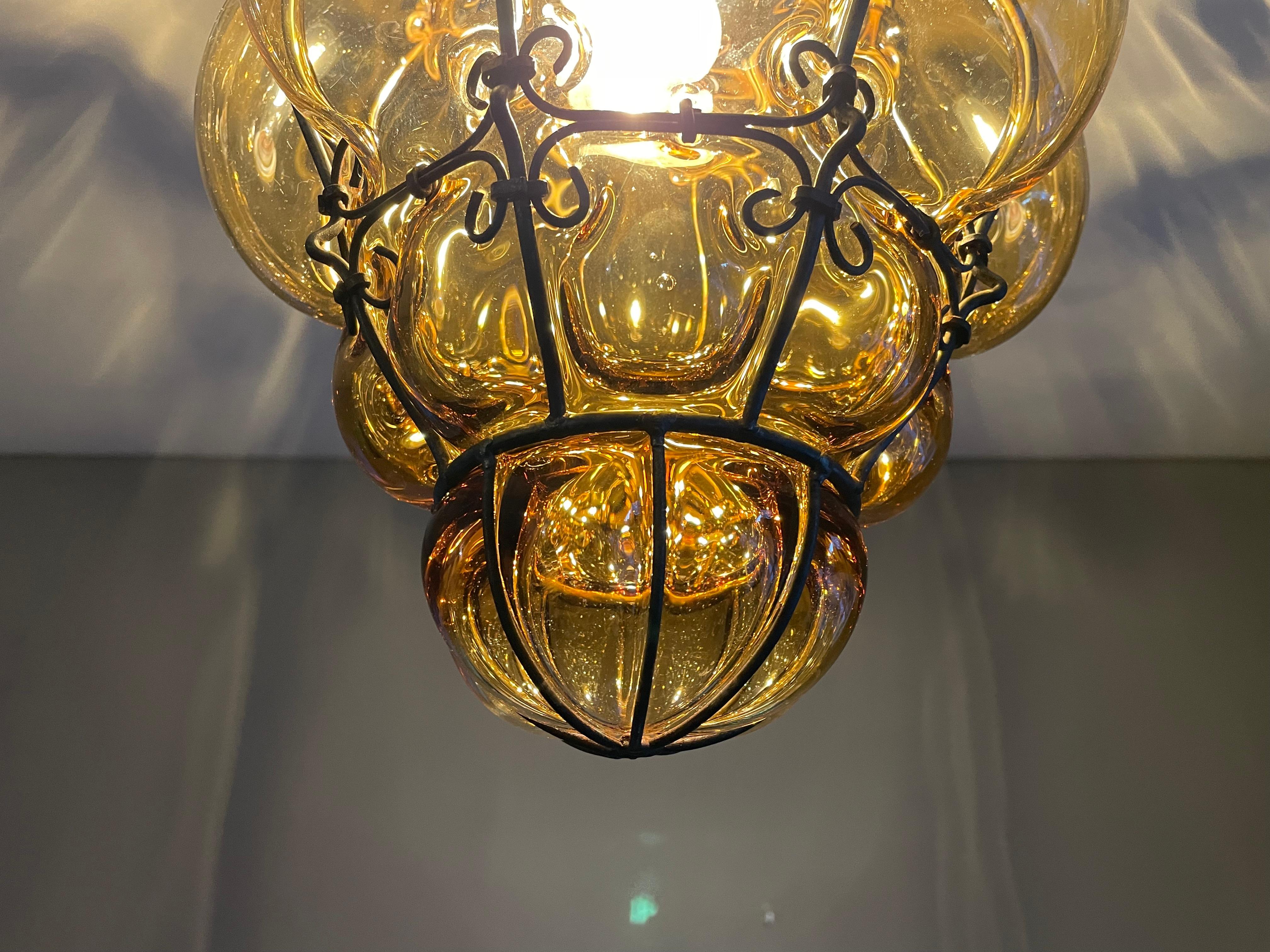 20ième siècle Lampe à suspension vénitienne ancienne de Murano en verre soufflé à la bouche dans un cadre en fer forgé en vente