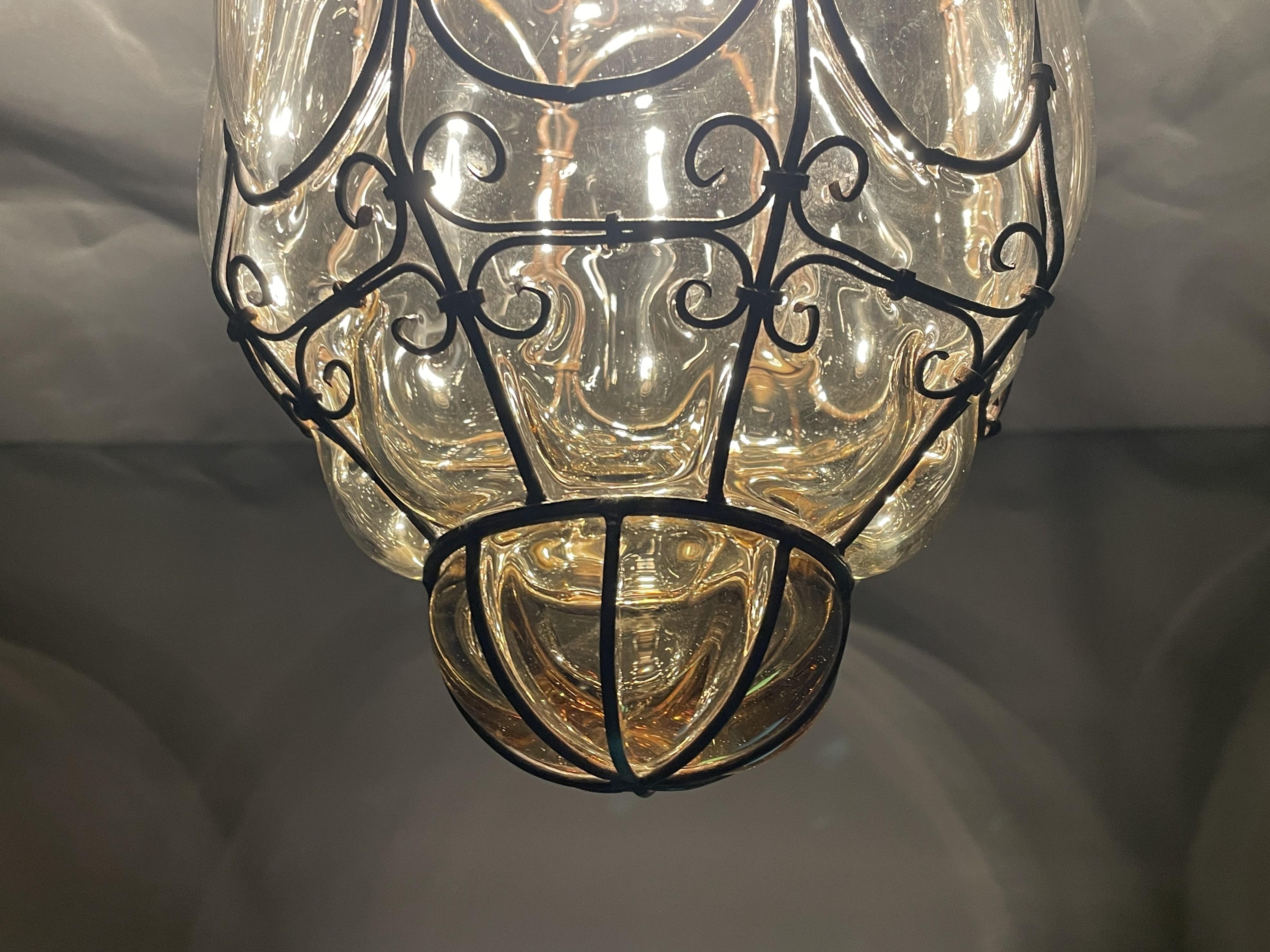 Antike venezianische Murano-Hängelampe aus mundgeblasenem Glas in einem schmiedeeisernen Rahmen (Messing)
