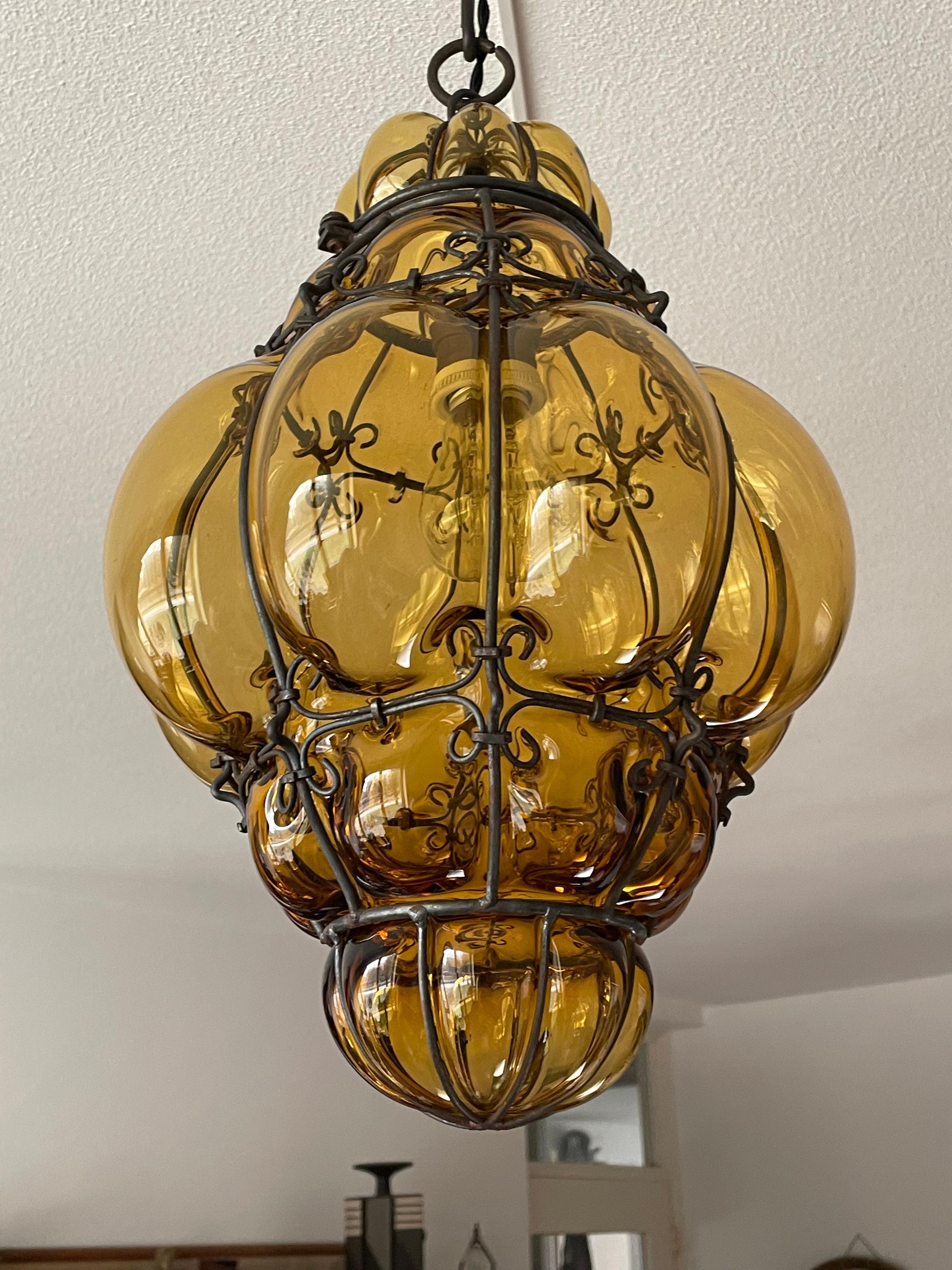 Fer forgé Lampe à suspension vénitienne ancienne de Murano en verre soufflé à la bouche dans un cadre en fer forgé en vente