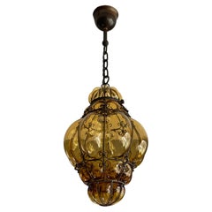 Lampe à suspension vénitienne ancienne de Murano en verre soufflé à la bouche dans un cadre en fer forgé