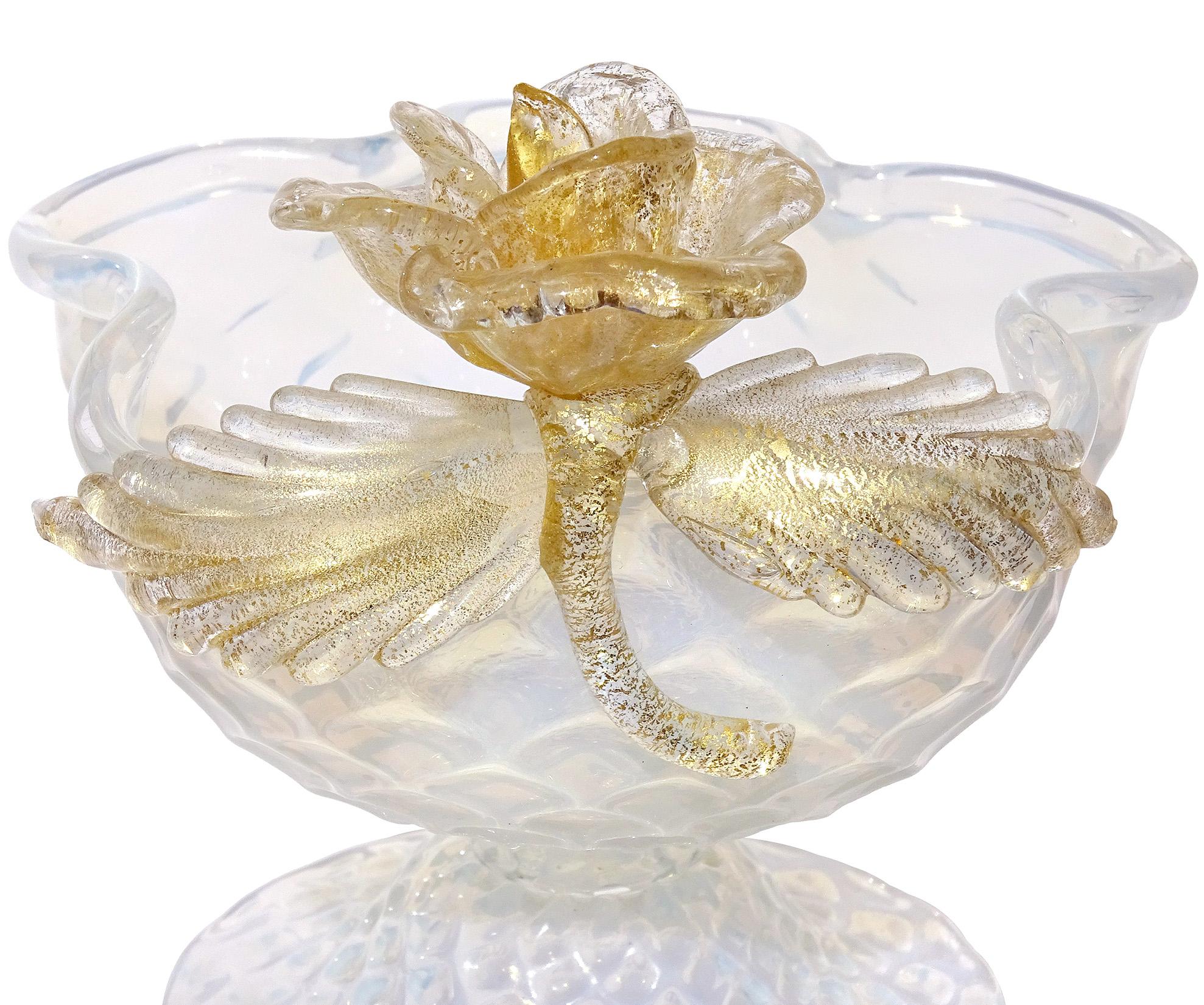 Antike venezianische Schale aus gestepptem Opal-Gold-Blumen-Kunstglas mit Fuß (Hollywood Regency) im Angebot