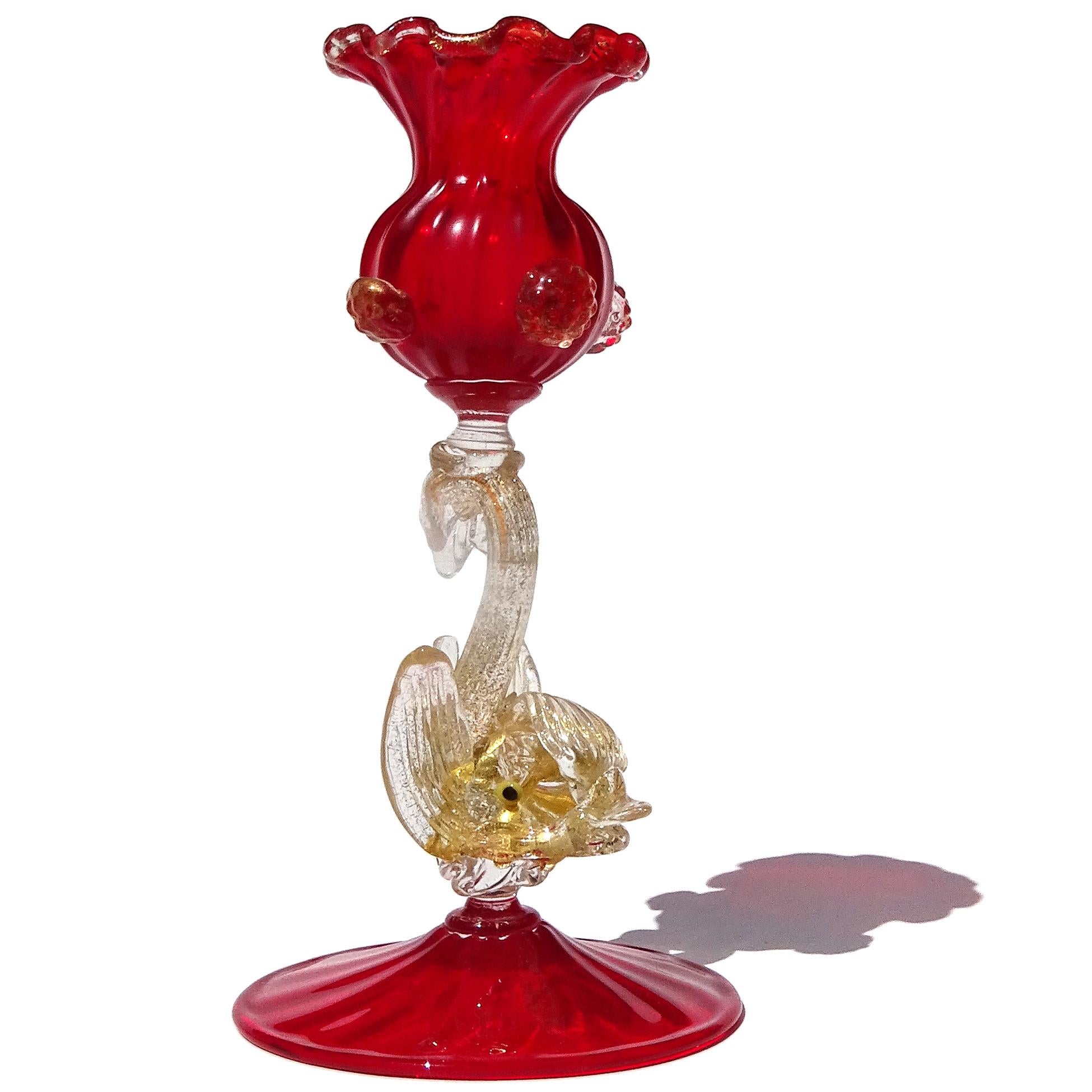Bellissimo, antico, antico veneziano / Murano soffiato a mano in vetro artistico italiano rosso rubino con macchie d'oro con vaso a stelo di pesce ornato / oggetto da tavolo. Creato alla maniera delle aziende Salviati e Fratelli Toso. Il colore è un