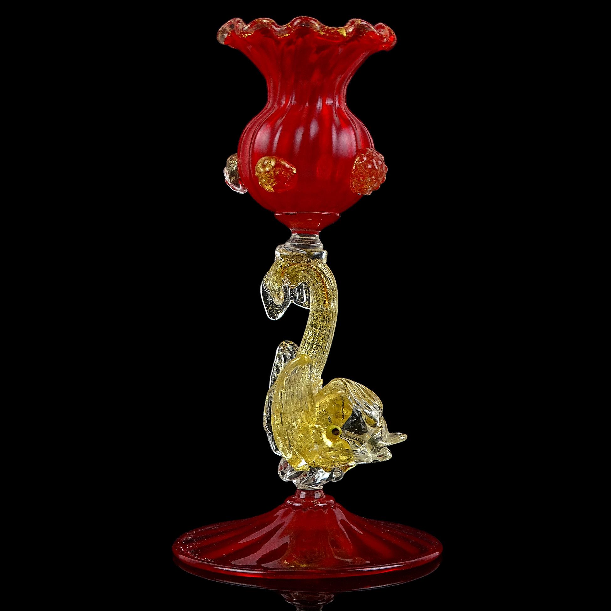 Art Nouveau Antico vaso in vetro artistico italiano di Murano, rosso e con macchie d'oro, a stelo di pesce in vendita