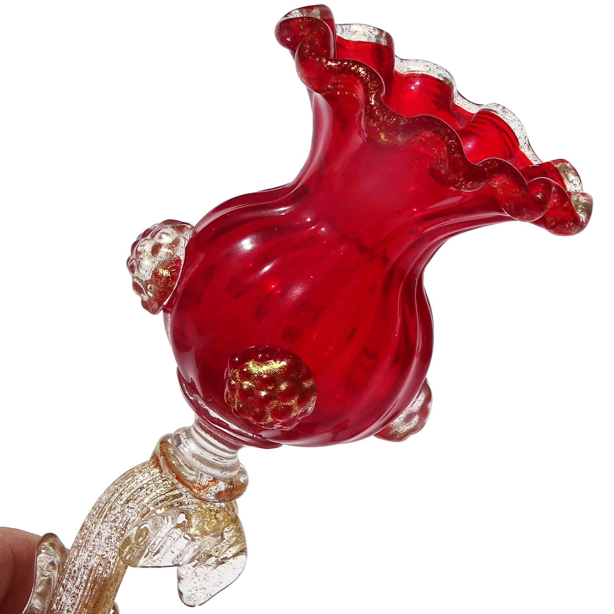 Italiano Antico vaso in vetro artistico italiano di Murano, rosso e con macchie d'oro, a stelo di pesce in vendita