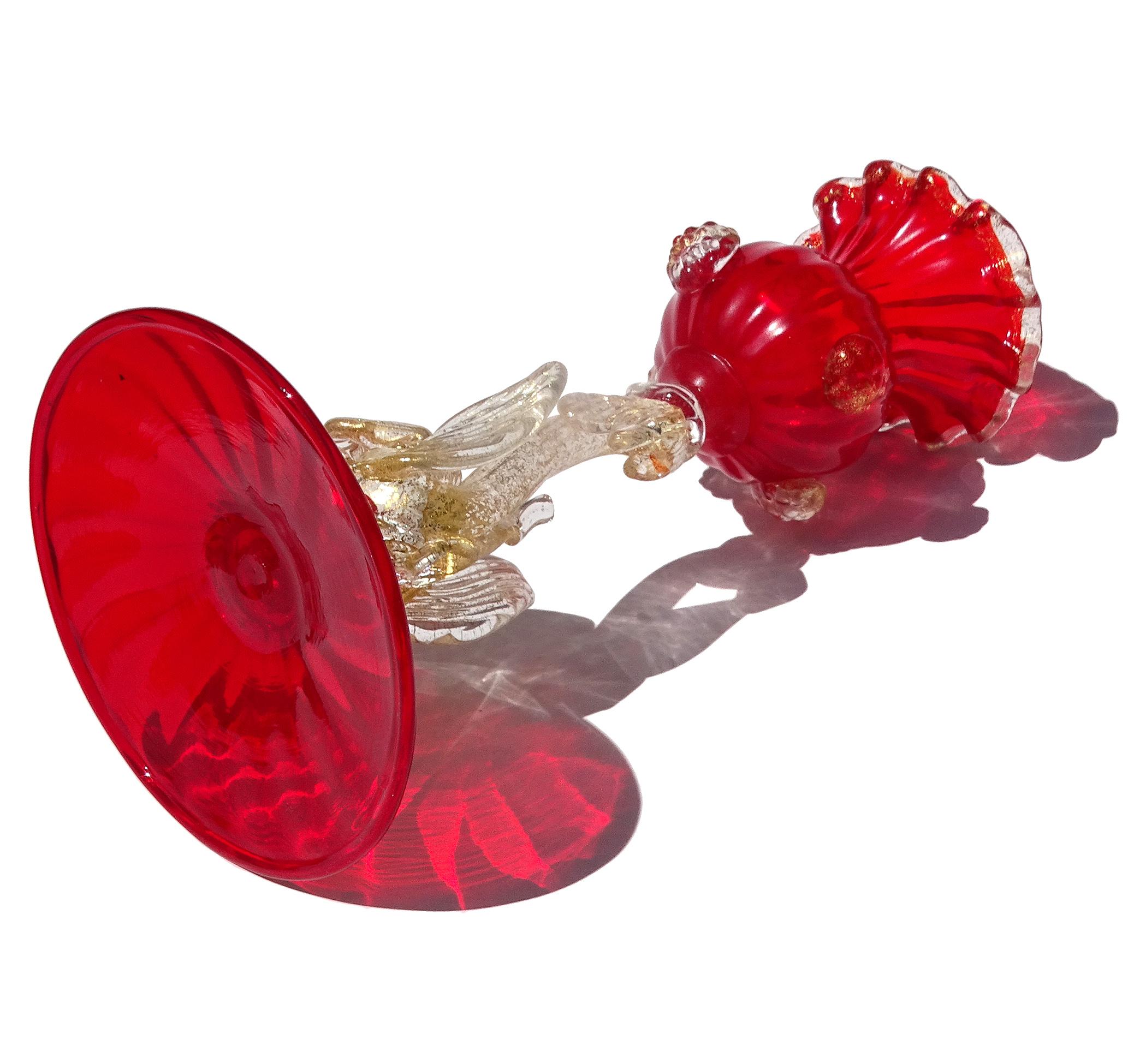XX secolo Antico vaso in vetro artistico italiano di Murano, rosso e con macchie d'oro, a stelo di pesce in vendita