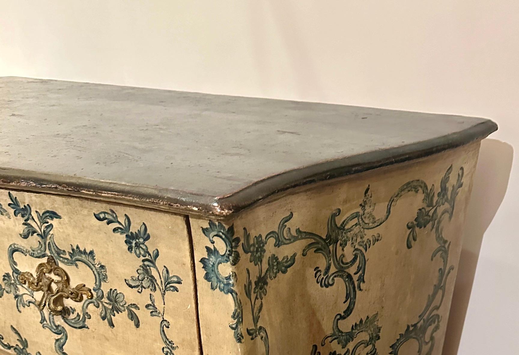 Eine charmante, handbemalte, venezianische Kommode in Bombay-Form mit Originalbeschlägen aus vergoldeter Bronze.  