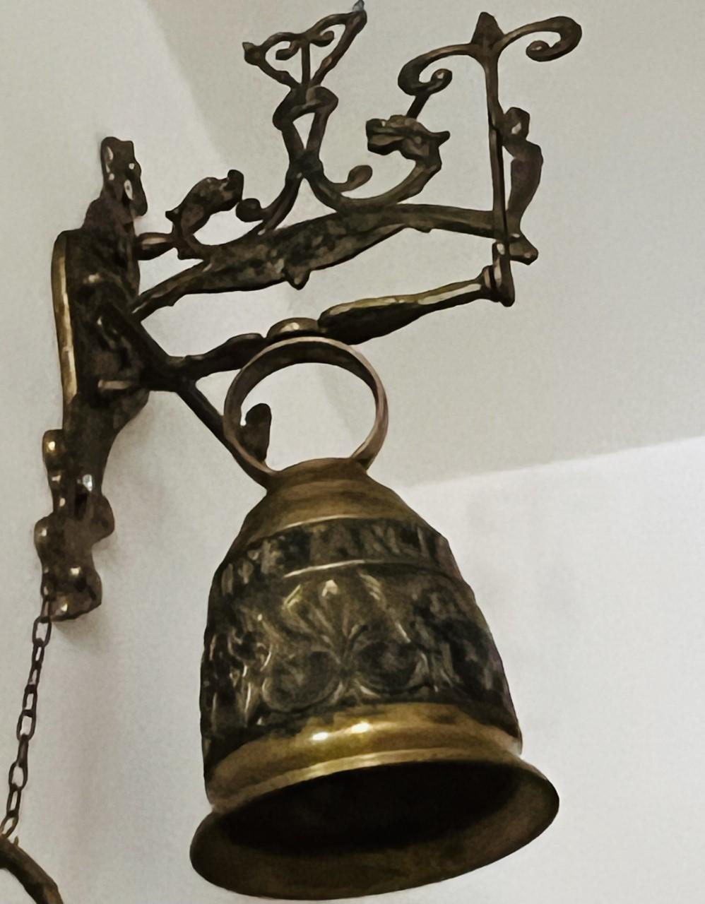 Antike venezianische Servierglocke aus massiver Bronze mit rotem Samt und Bronze-Glockengriff (Barock) im Angebot