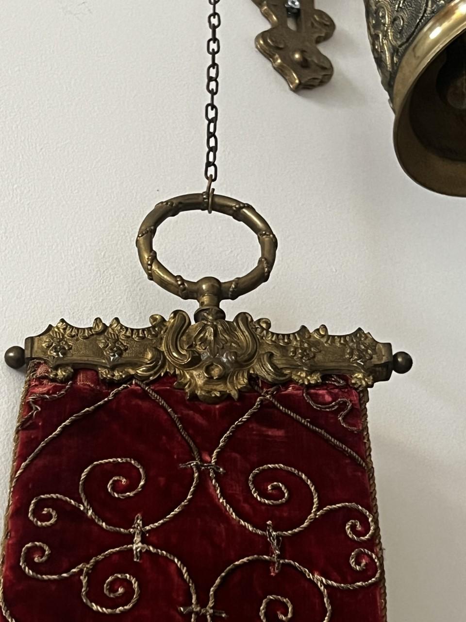 Antike venezianische Servierglocke aus massiver Bronze mit rotem Samt und Bronze-Glockengriff (Italienisch) im Angebot
