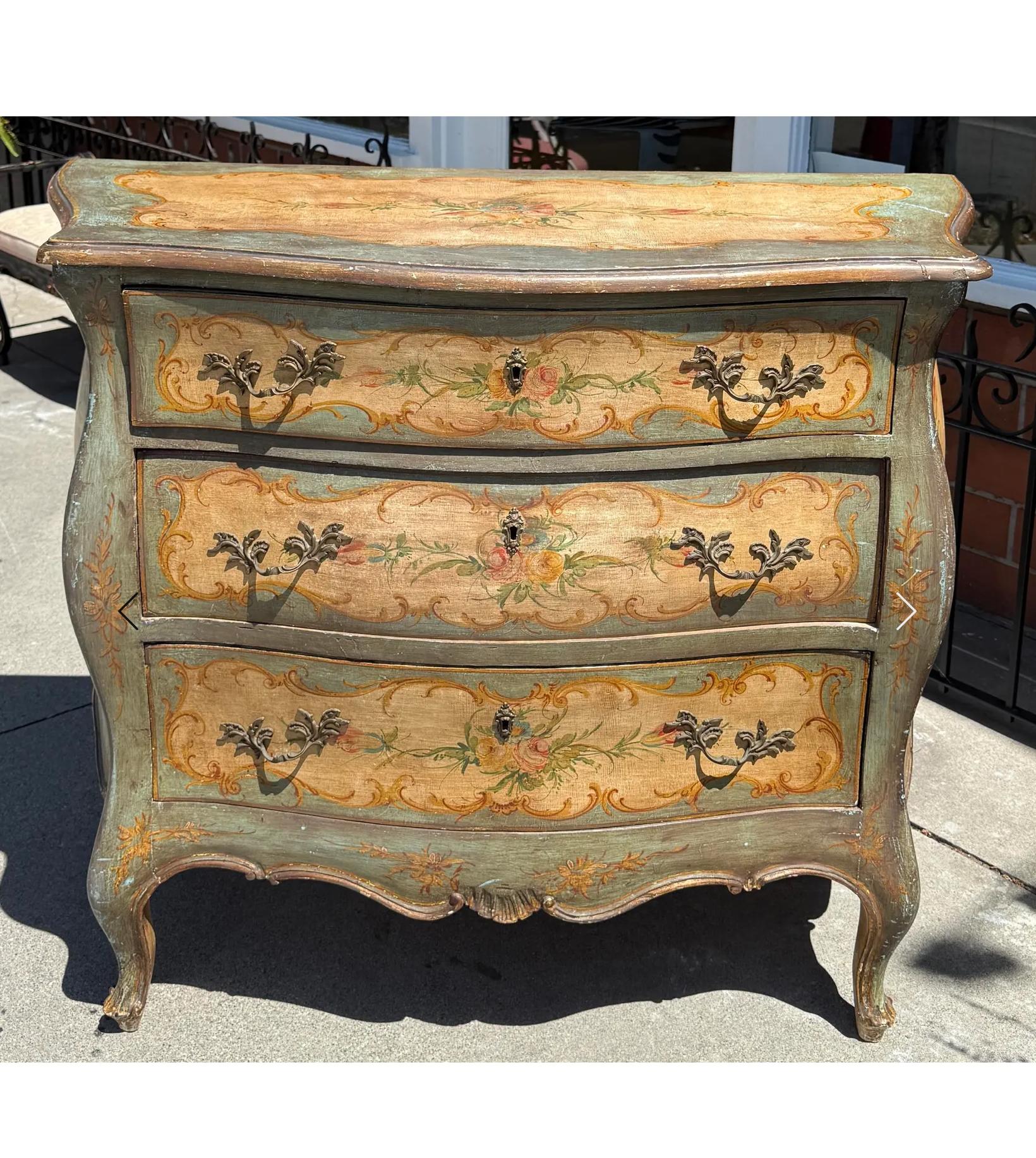 Louis XV Commode ancienne de style vénitien peinte à l'italienne en vente
