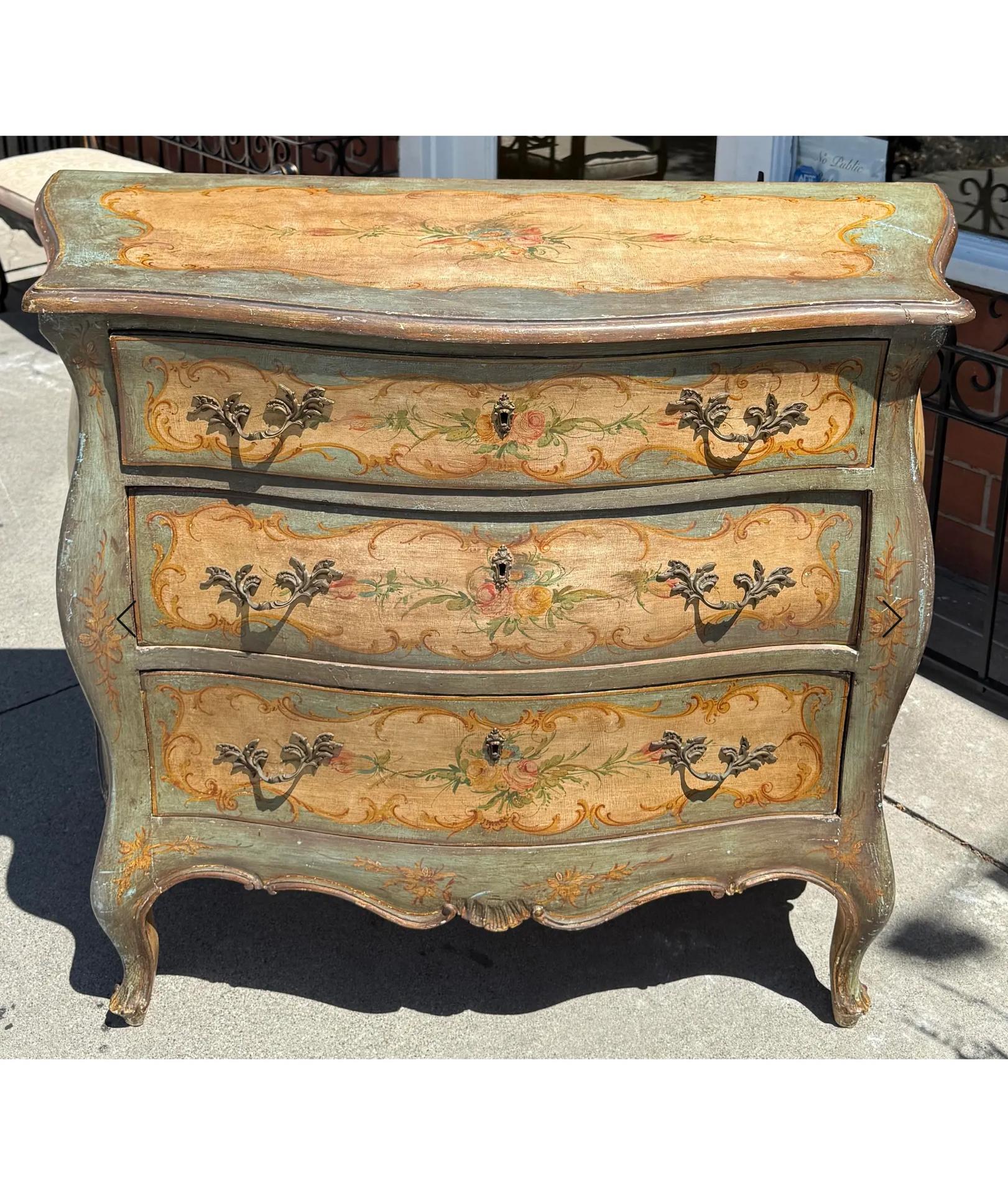 Début du 20ème siècle Commode ancienne de style vénitien peinte à l'italienne en vente