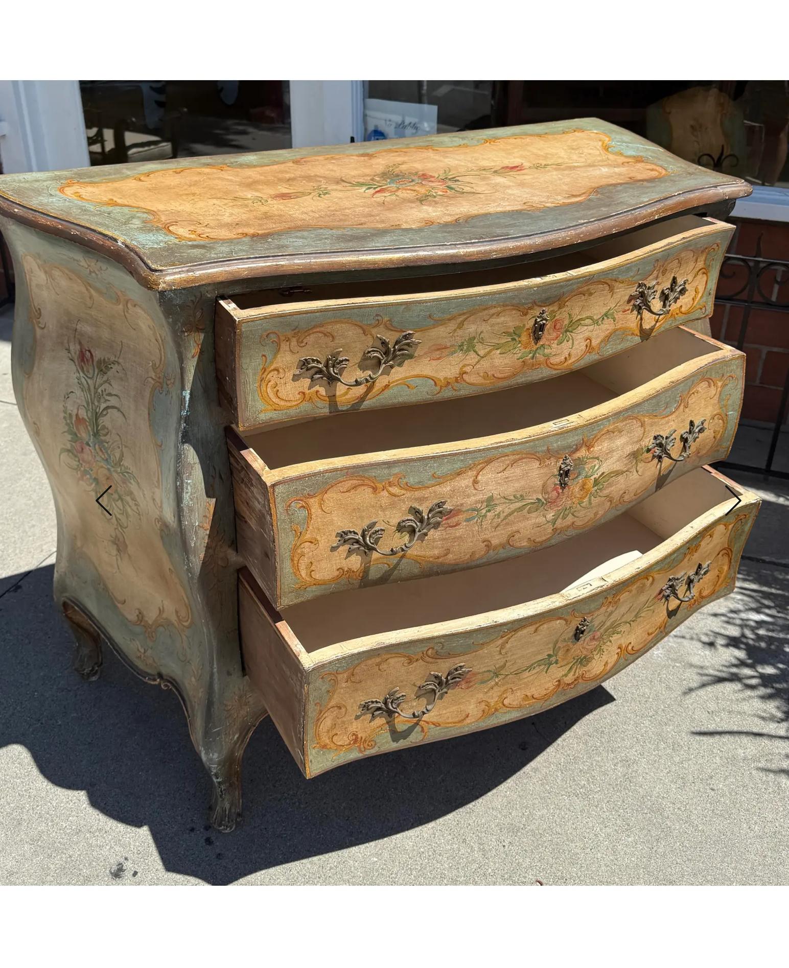 Bois Commode ancienne de style vénitien peinte à l'italienne en vente