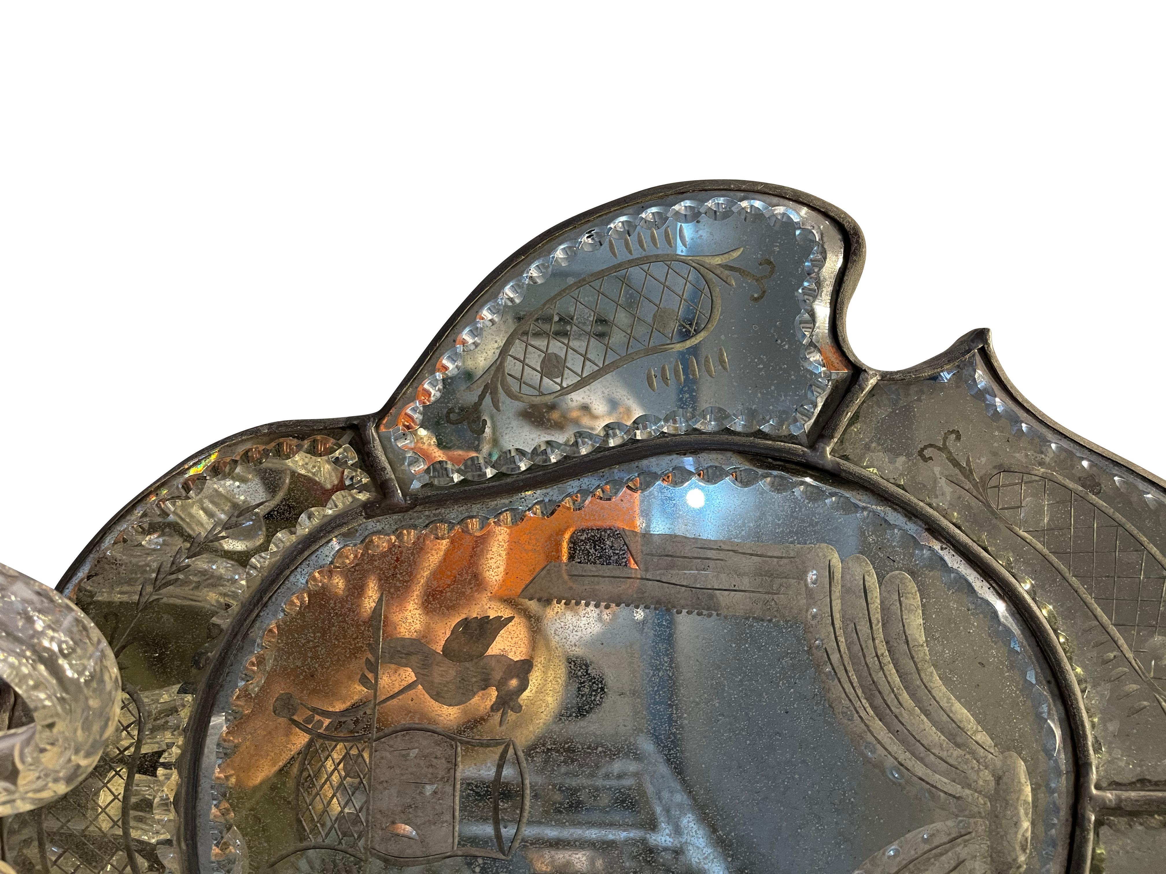 Anciennes appliques vénitiennes à bougies gravées à deux bras avec miroirs à l'arrière.  Joli miroir antique scobé gravé à la main avec un médaillon central entouré de six panneaux autour du médaillon central et d'un gracieux fleuron en miroir