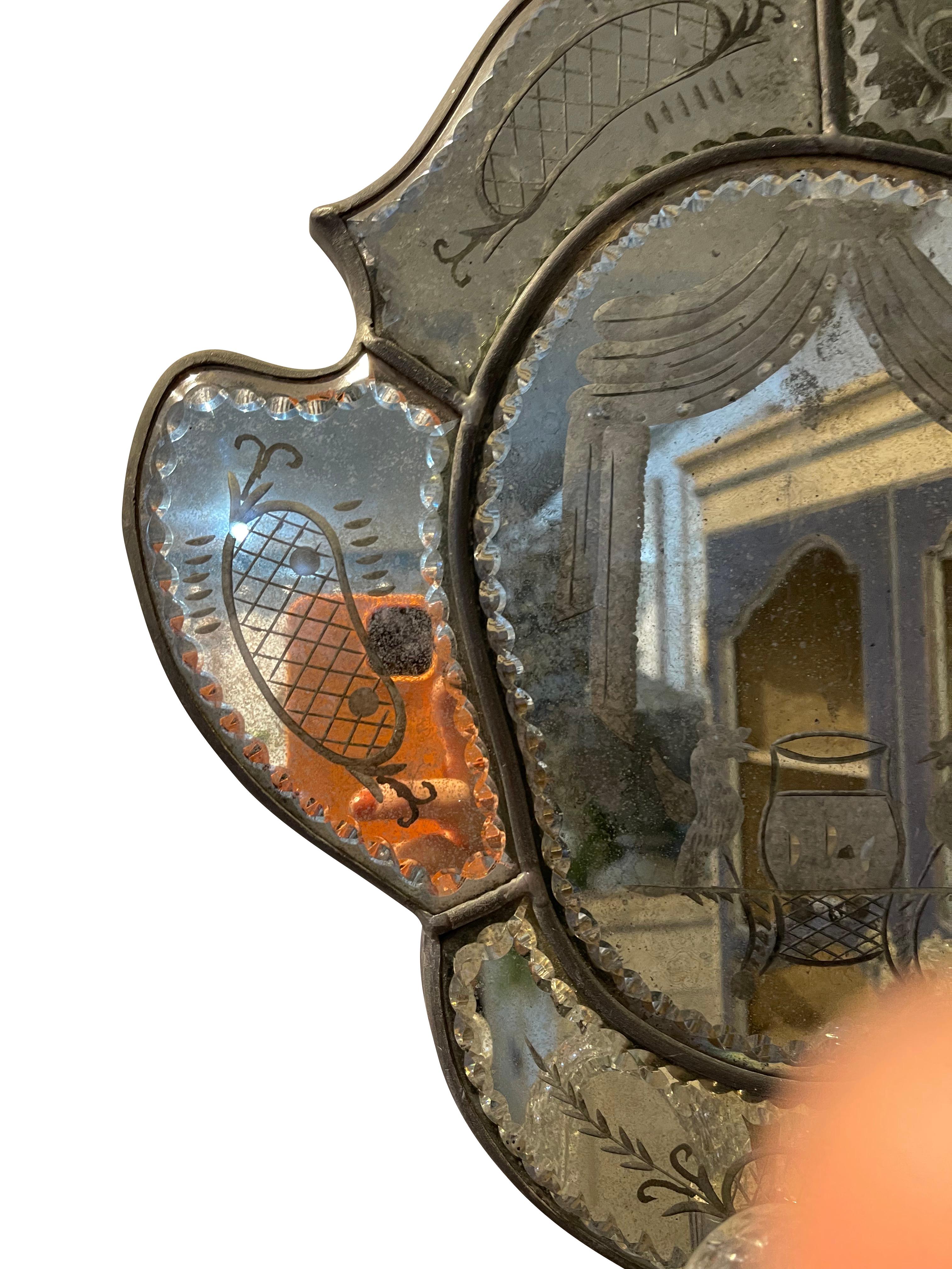 Anciennes appliques vénitiennes à deux bras en miroir argenté avec gravure Bon état - En vente à Essex, MA