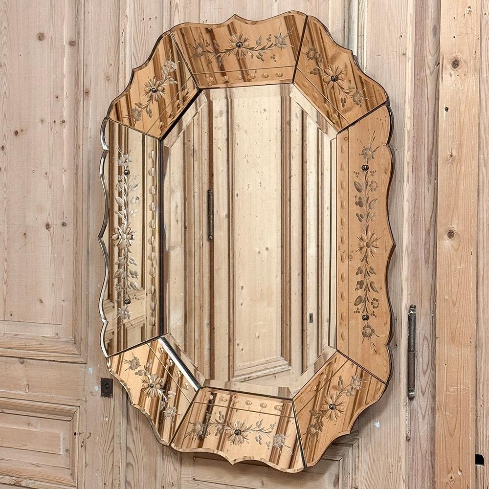 Miroir mural vénitien ancien avec cadre en miroir provient de la région d'Europe réputée pour ses verreries depuis des siècles.  Cet exemple s'inscrit dans la tradition, avec un cadre aux contours agréables, légèrement incliné par rapport à la