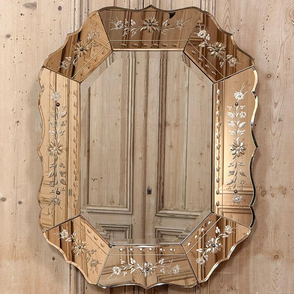 italien Miroir mural vénitien ancien avec cadre en miroir en vente